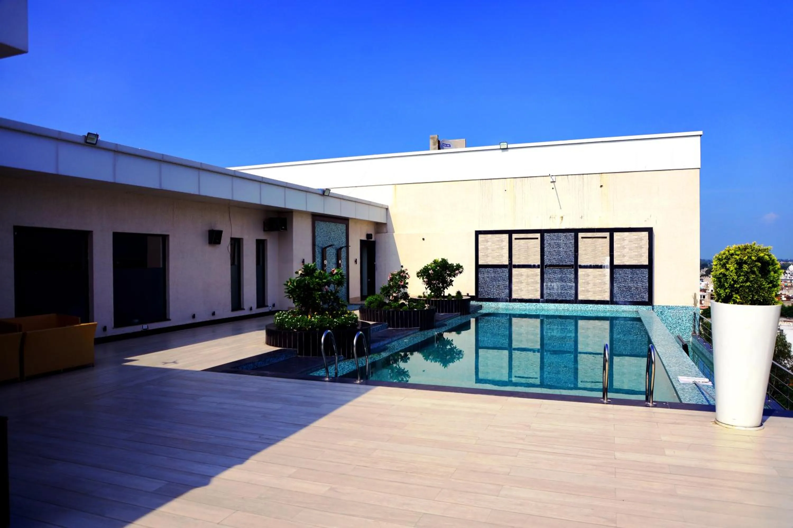 Swimming pool in Mariton Hotel