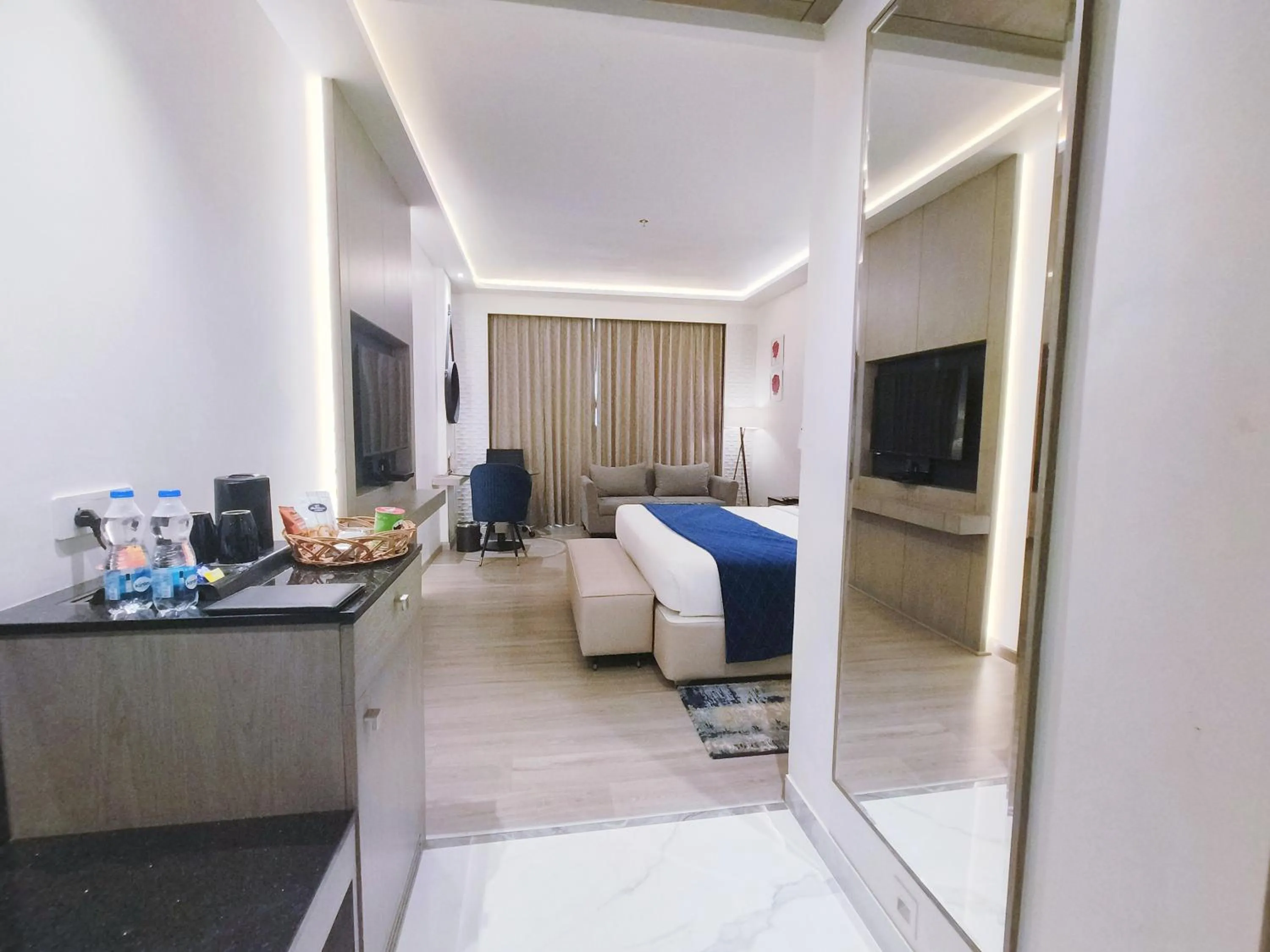 Photo of the whole room, Bed in Mariton Hotel