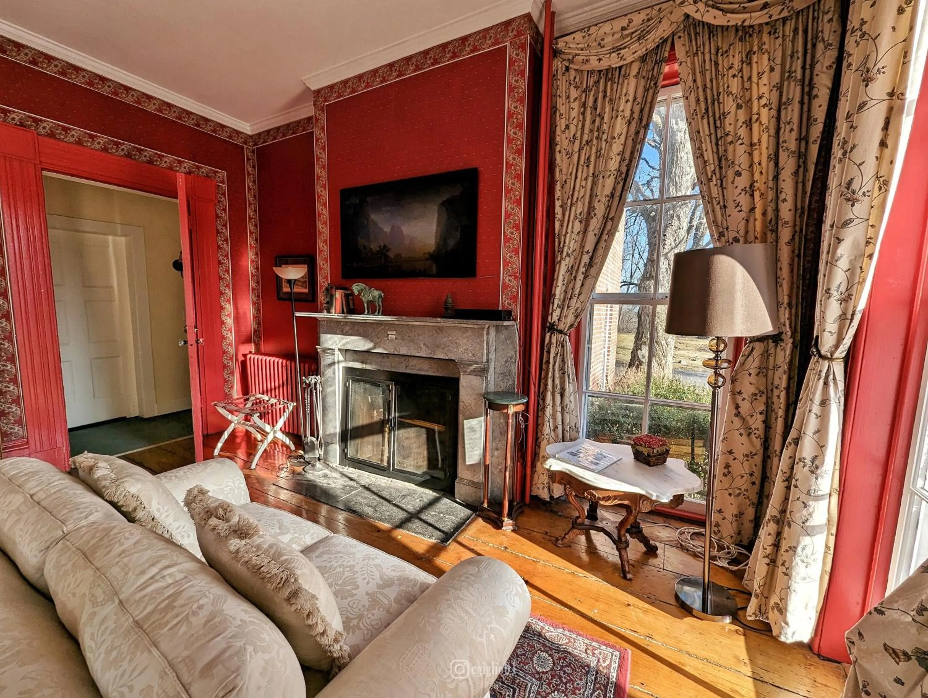 Seating area in Cromwell Manor Inn