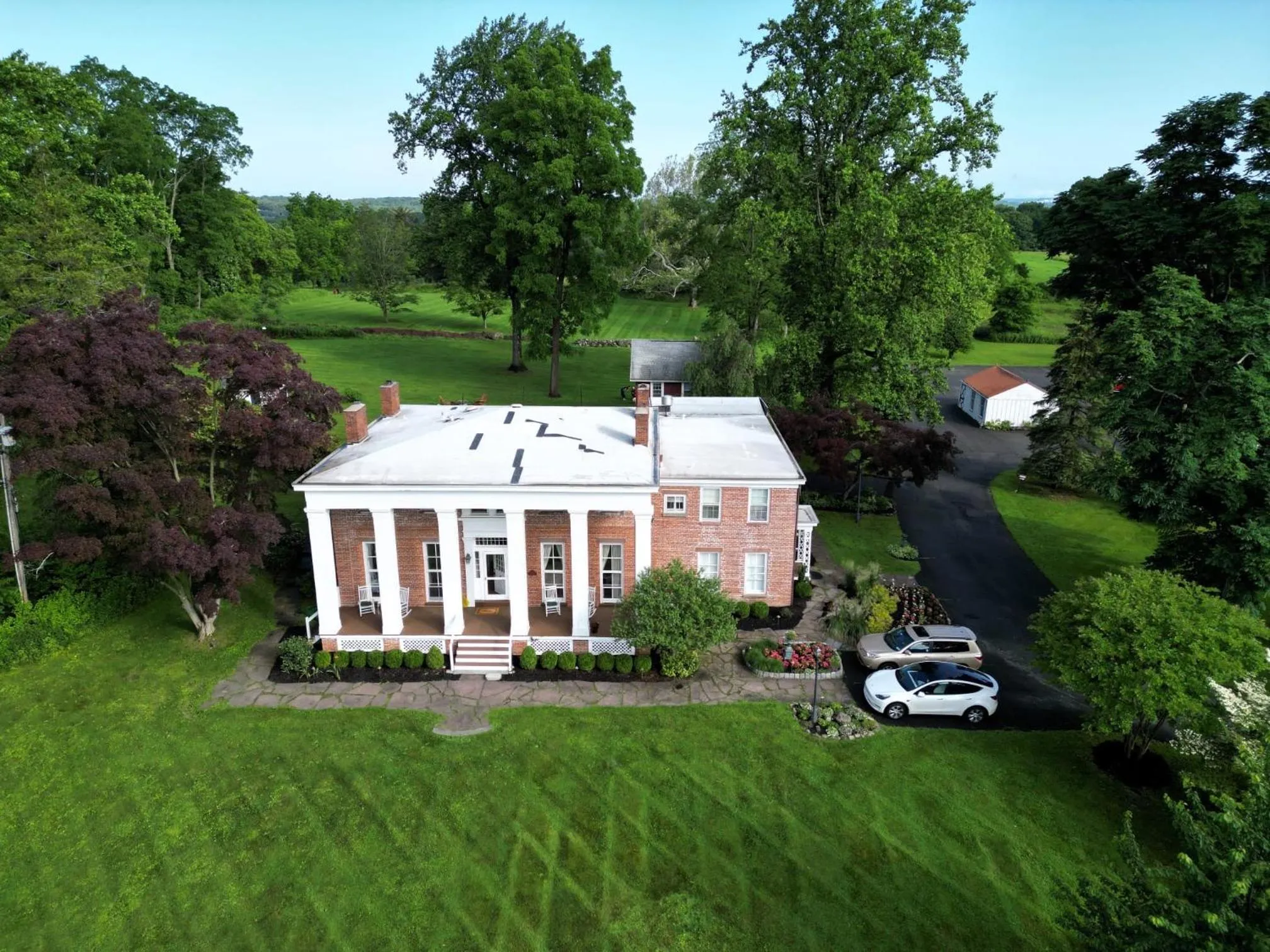 Property building in Cromwell Manor Inn