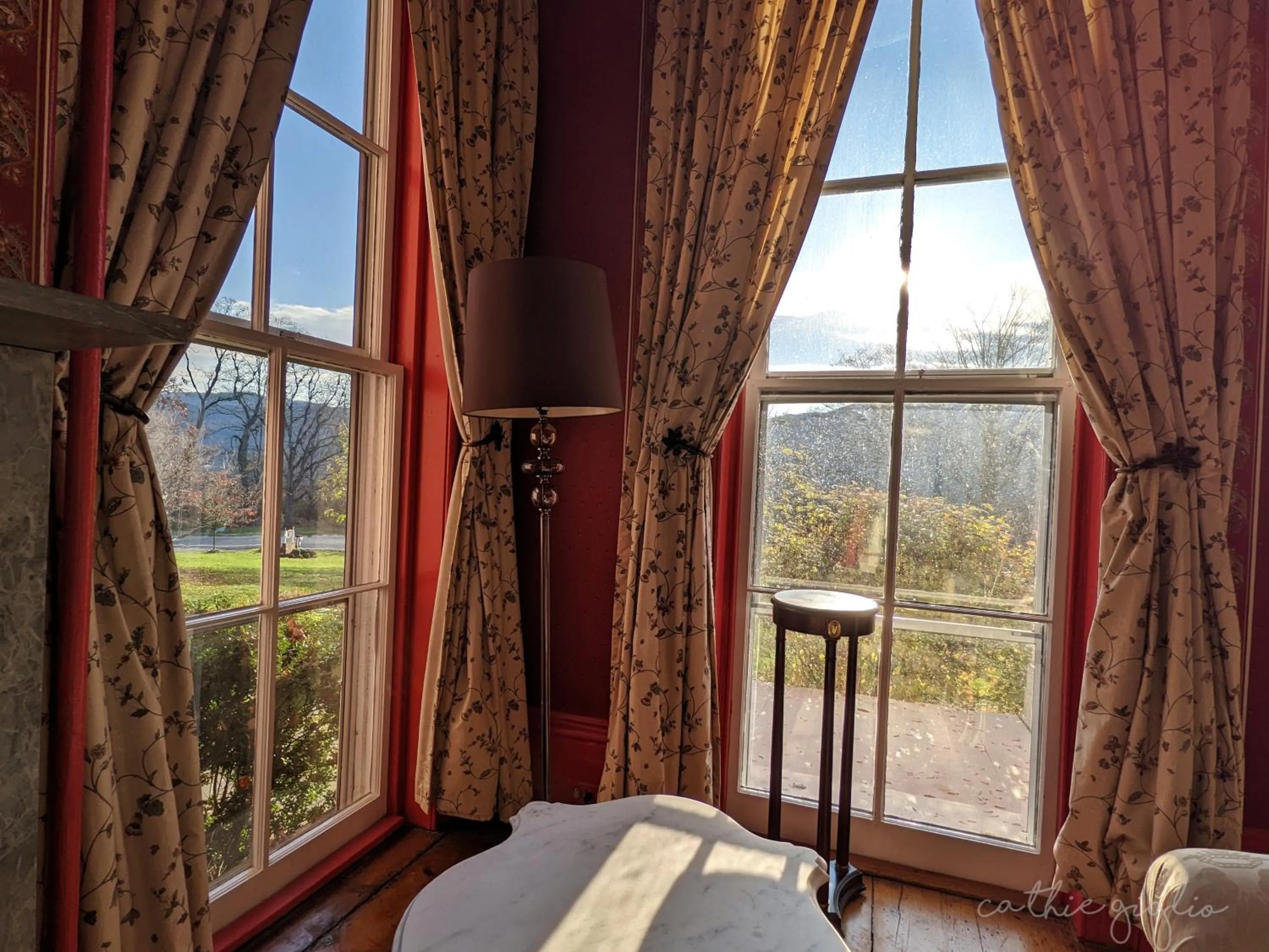 Garden view, Bed in Cromwell Manor Inn