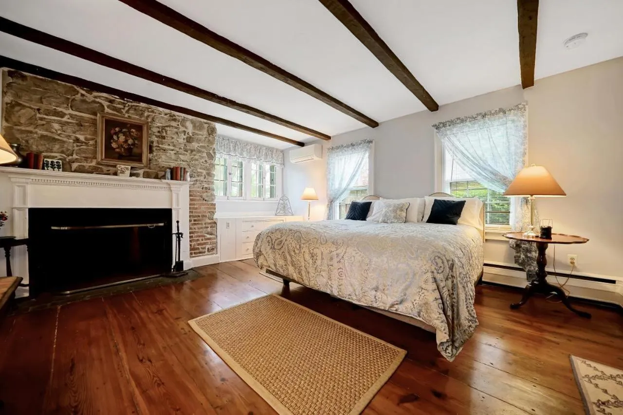 Bedroom, Bed in Cromwell Manor Inn