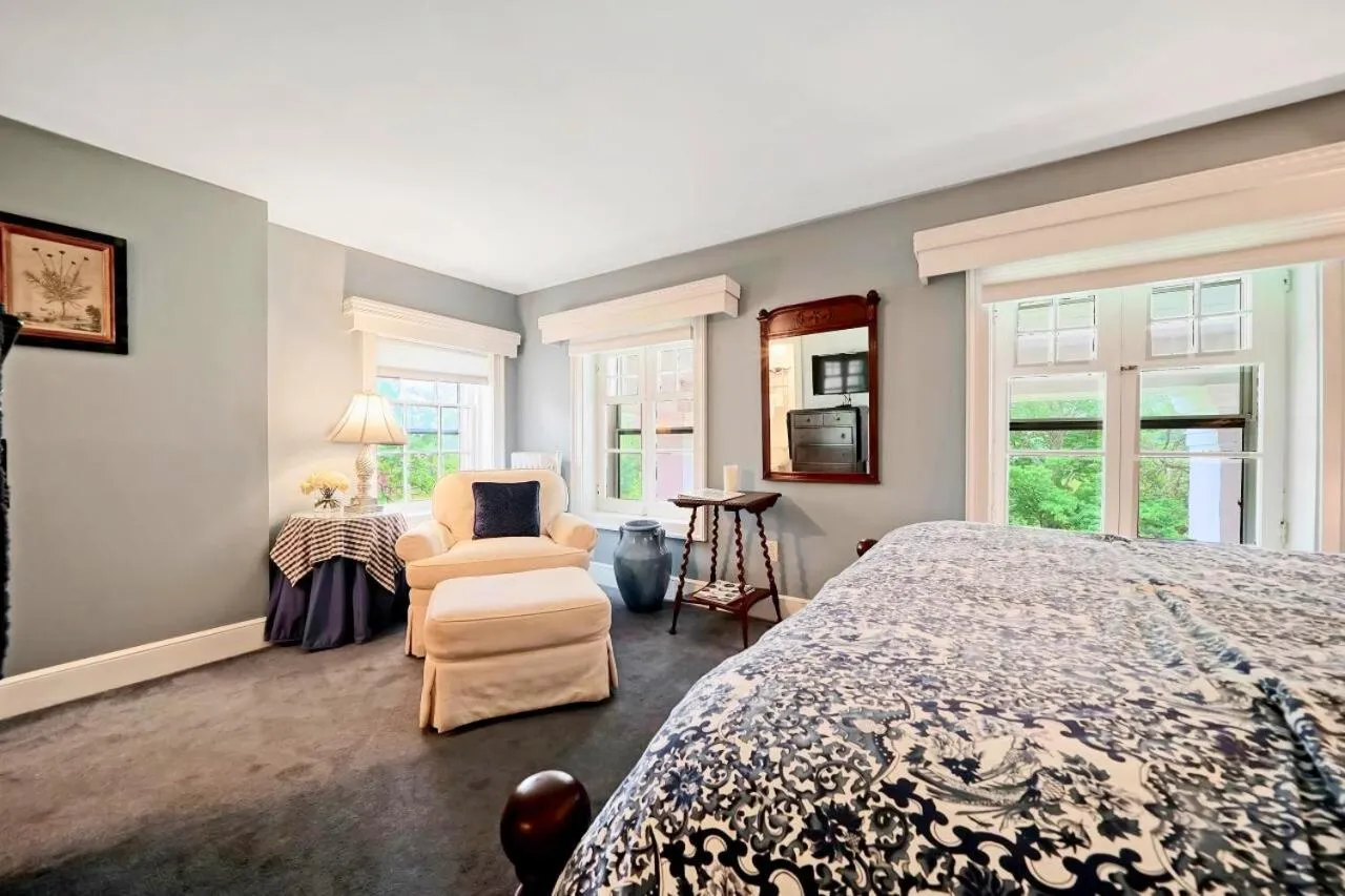 Bed in Cromwell Manor Inn