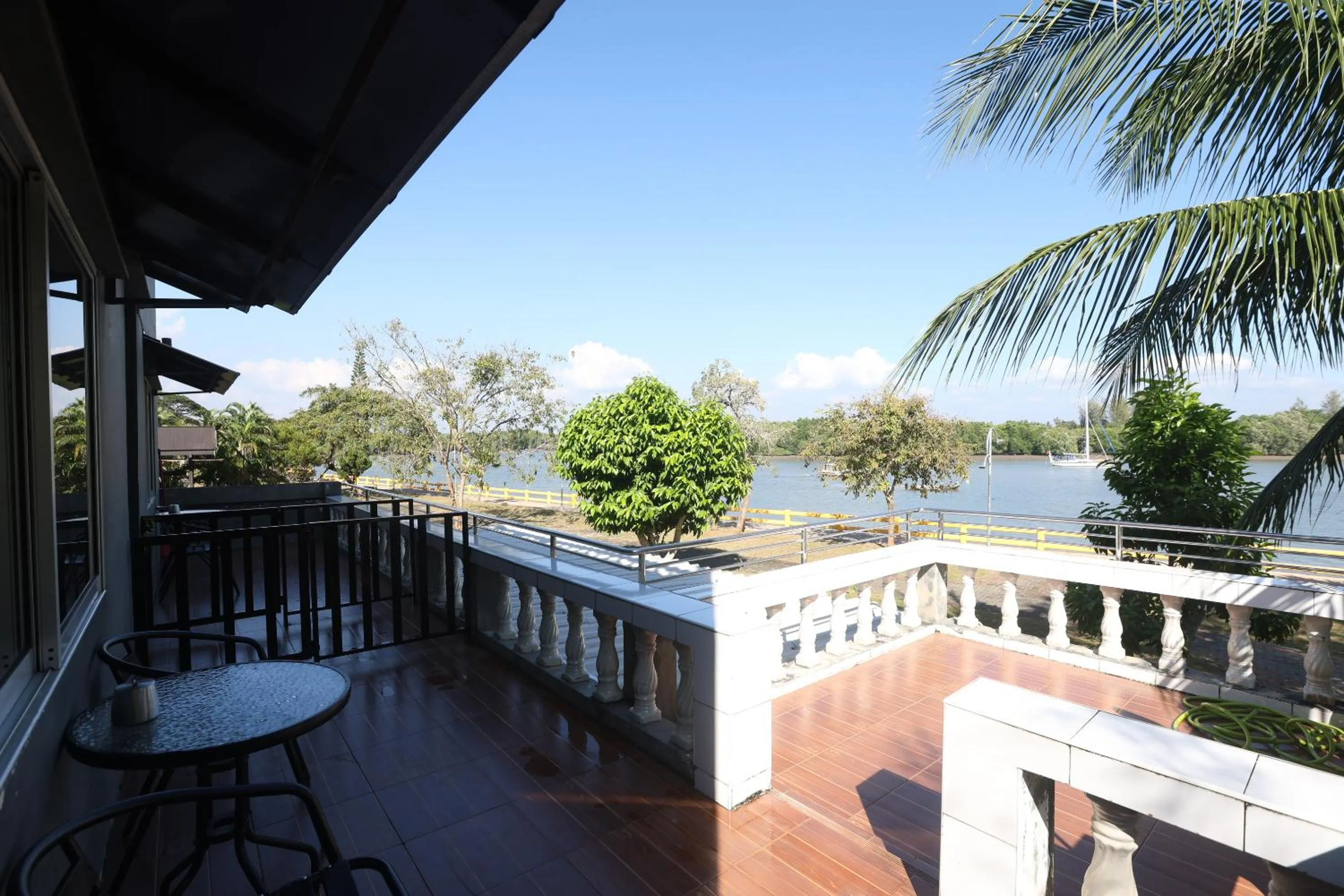 Funky Crab The River