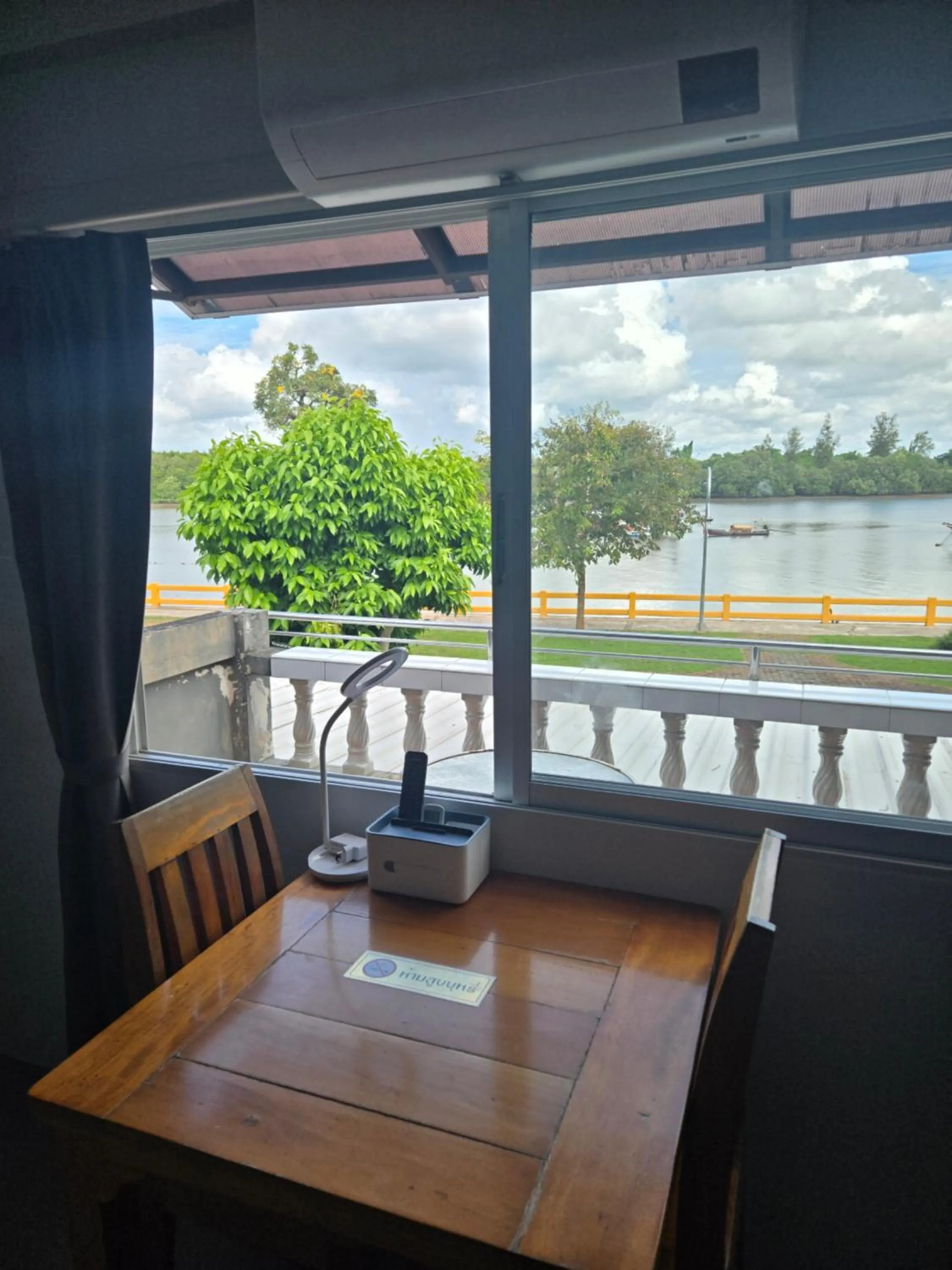 Funky Crab The River