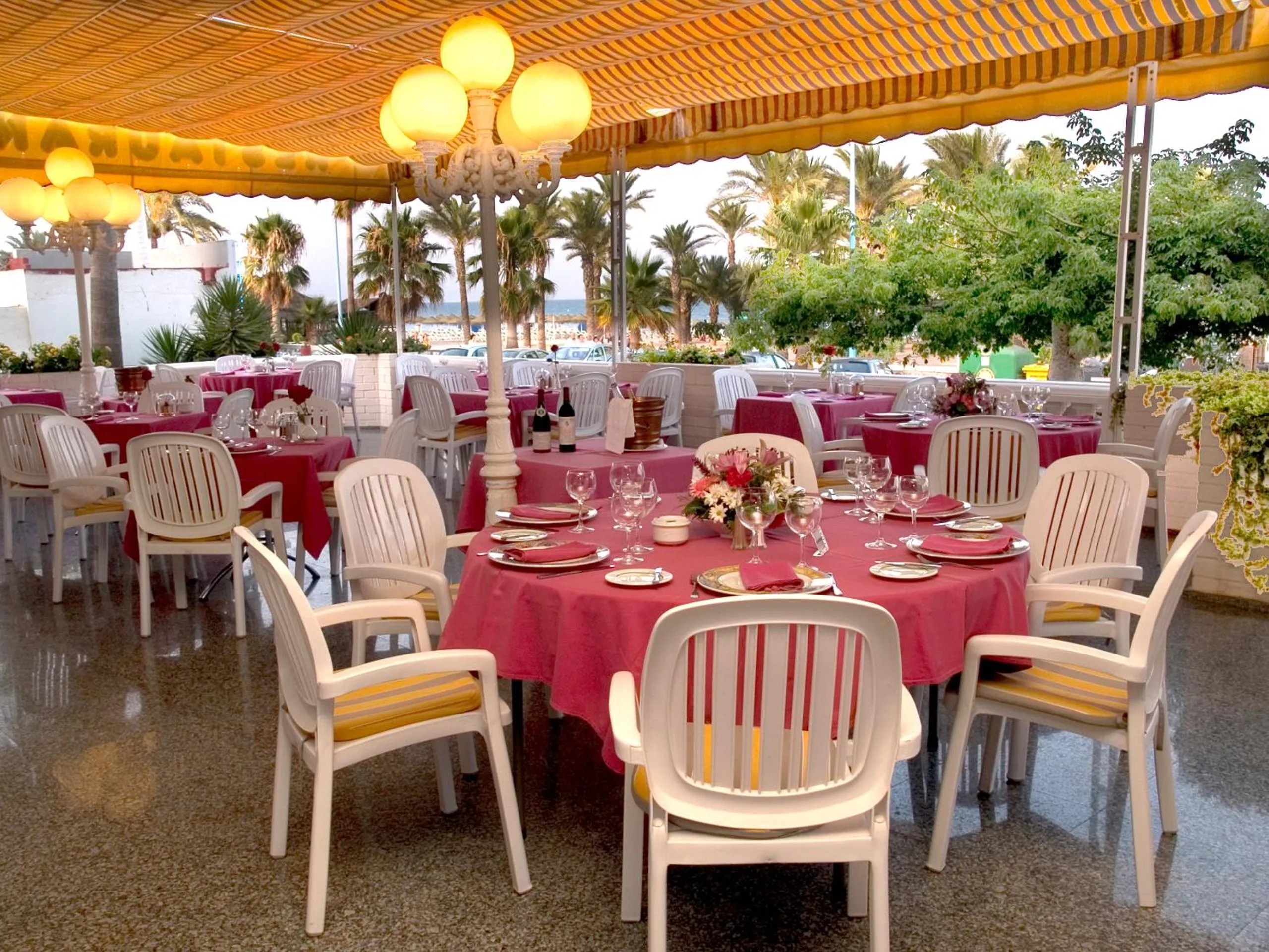 Restaurant/places to eat in Hotel Apartamentos Bajondillo