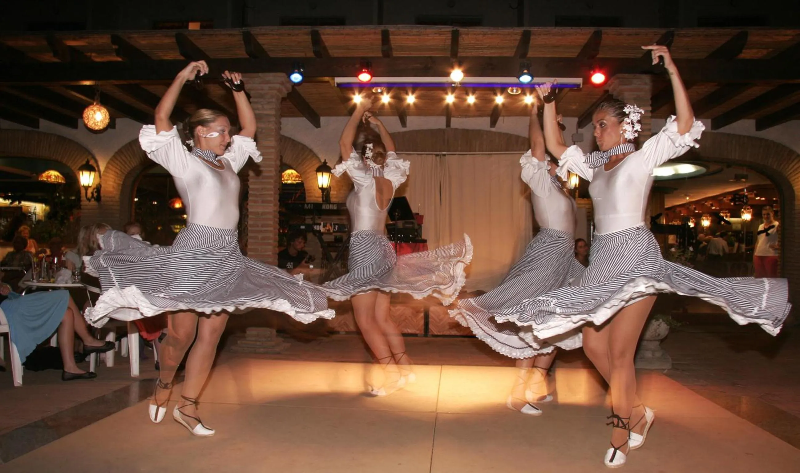 Evening entertainment in Hotel Apartamentos Bajondillo