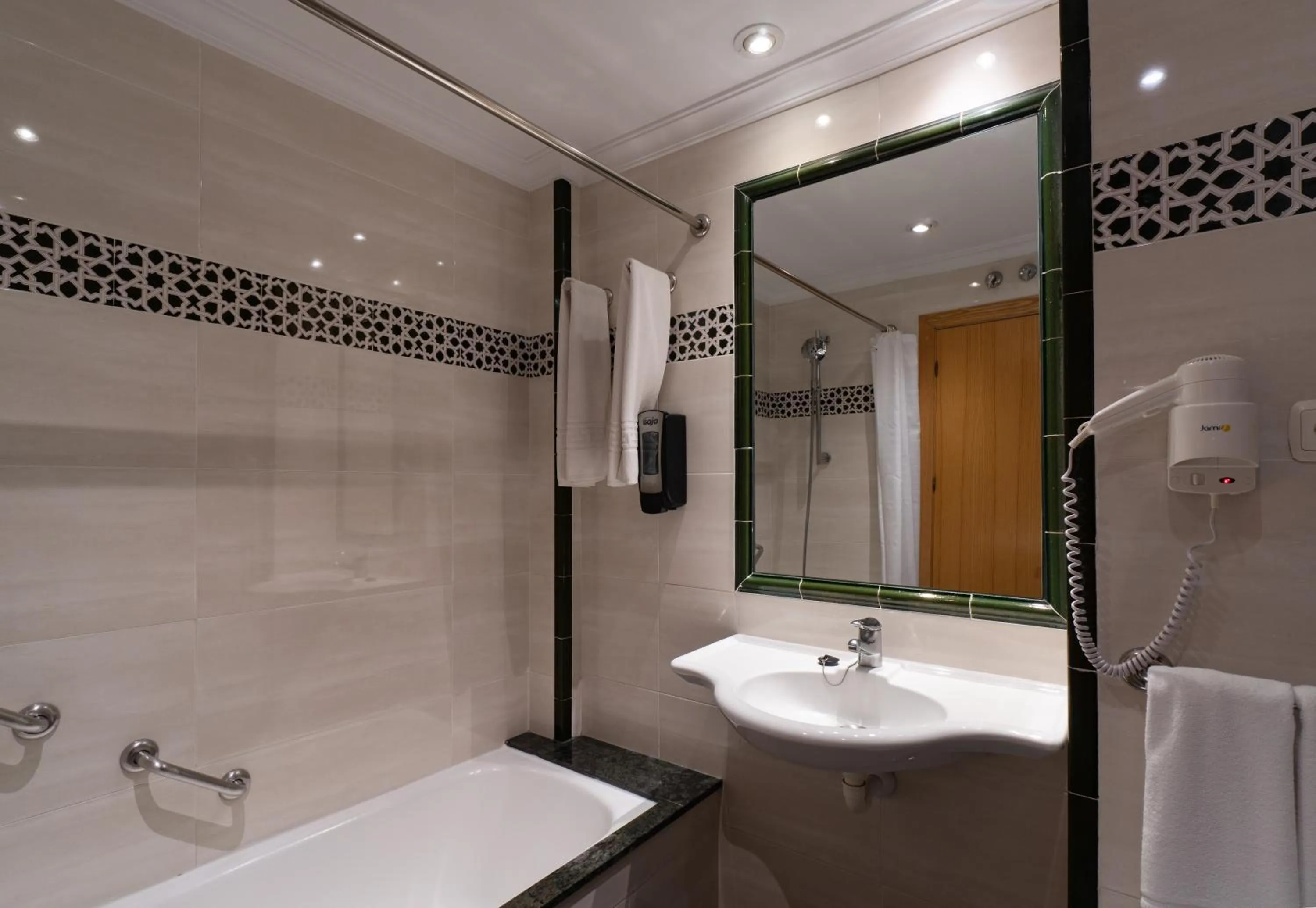 Bathroom in Hotel Apartamentos Bajondillo