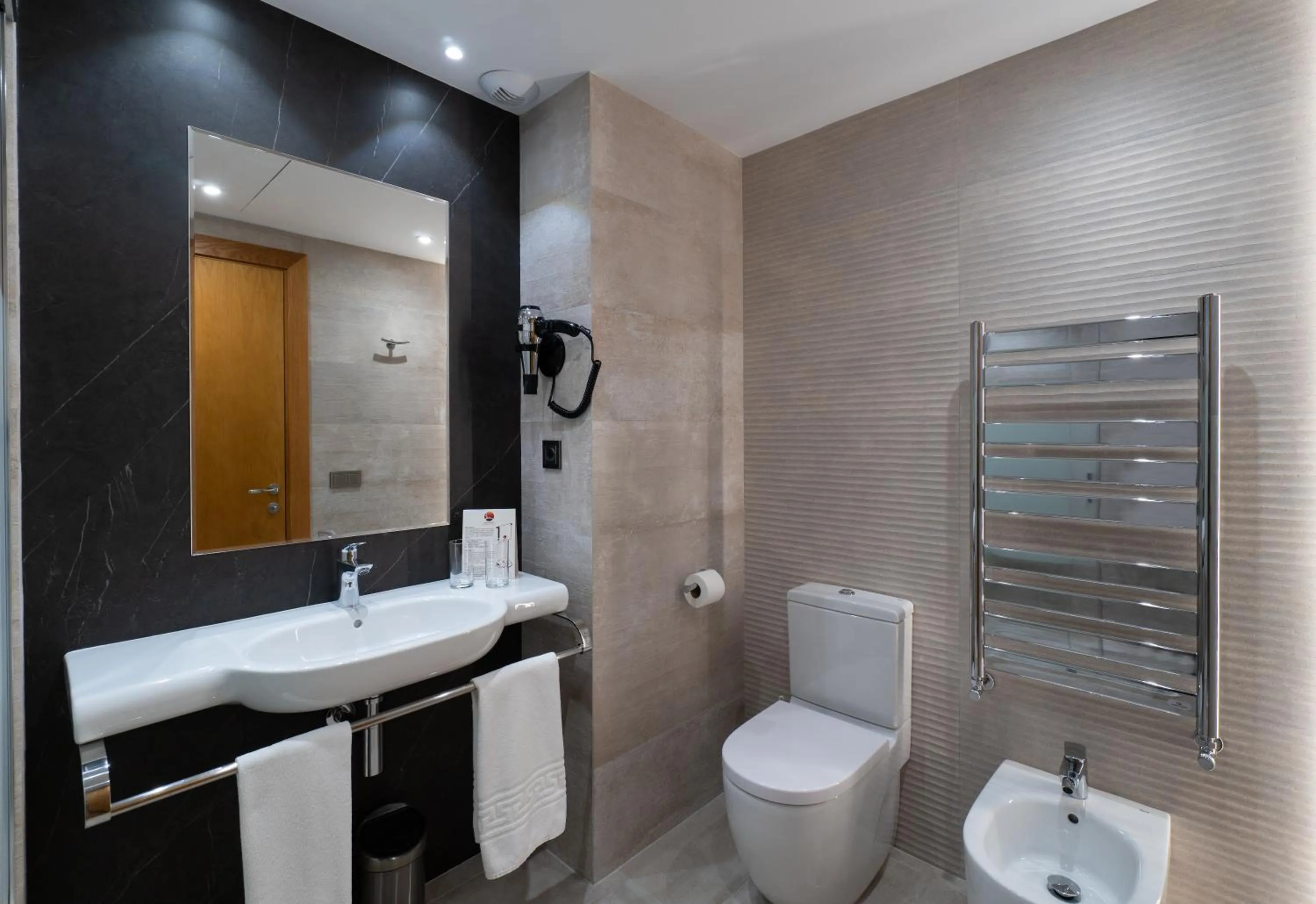 Shower in Hotel Apartamentos Bajondillo