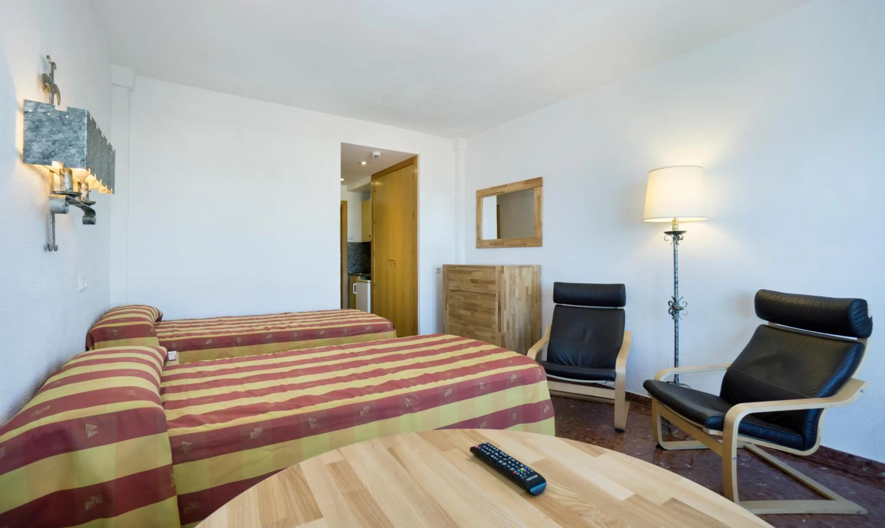 Bathroom, Bed in Hotel Apartamentos Bajondillo