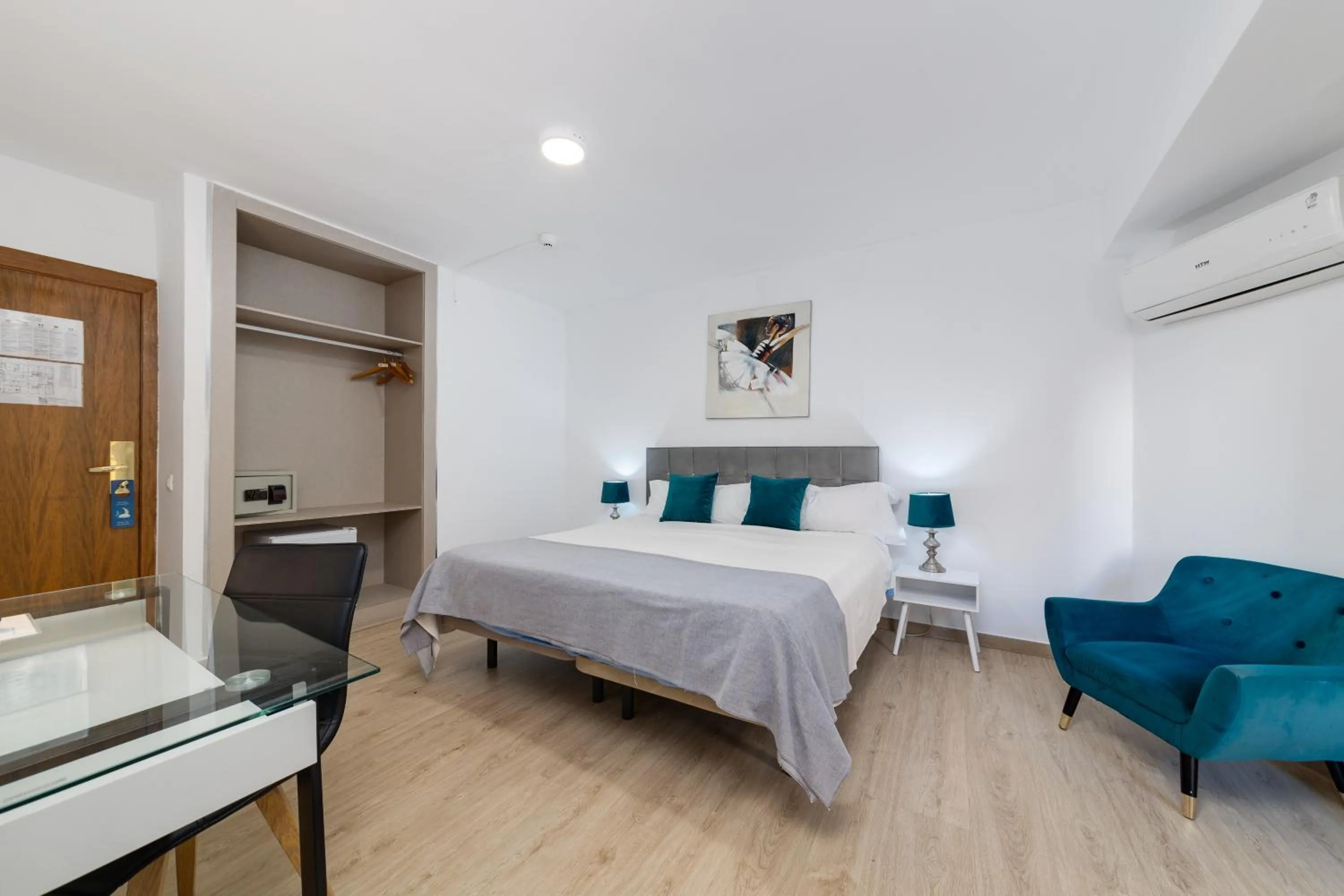 Photo of the whole room, Bed in Hotel Madrid