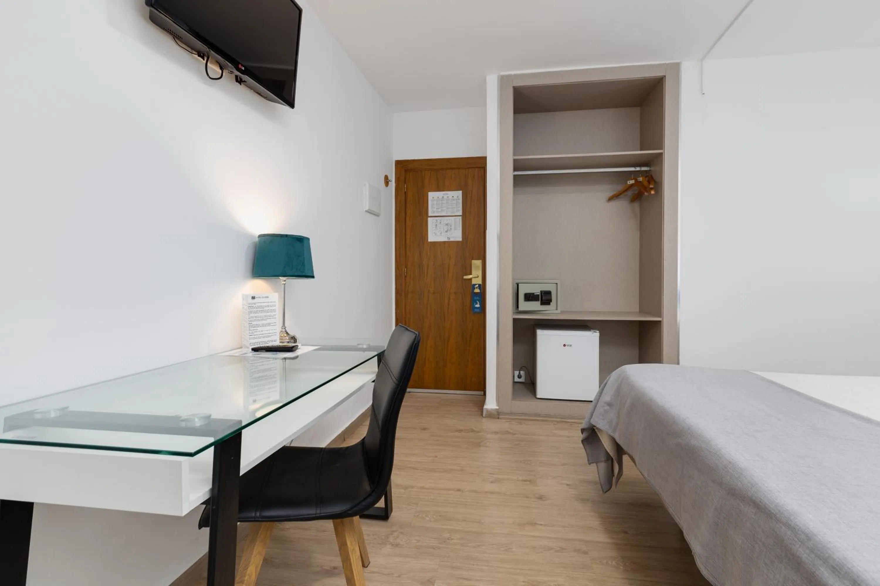 Photo of the whole room, Bed in Hotel Madrid