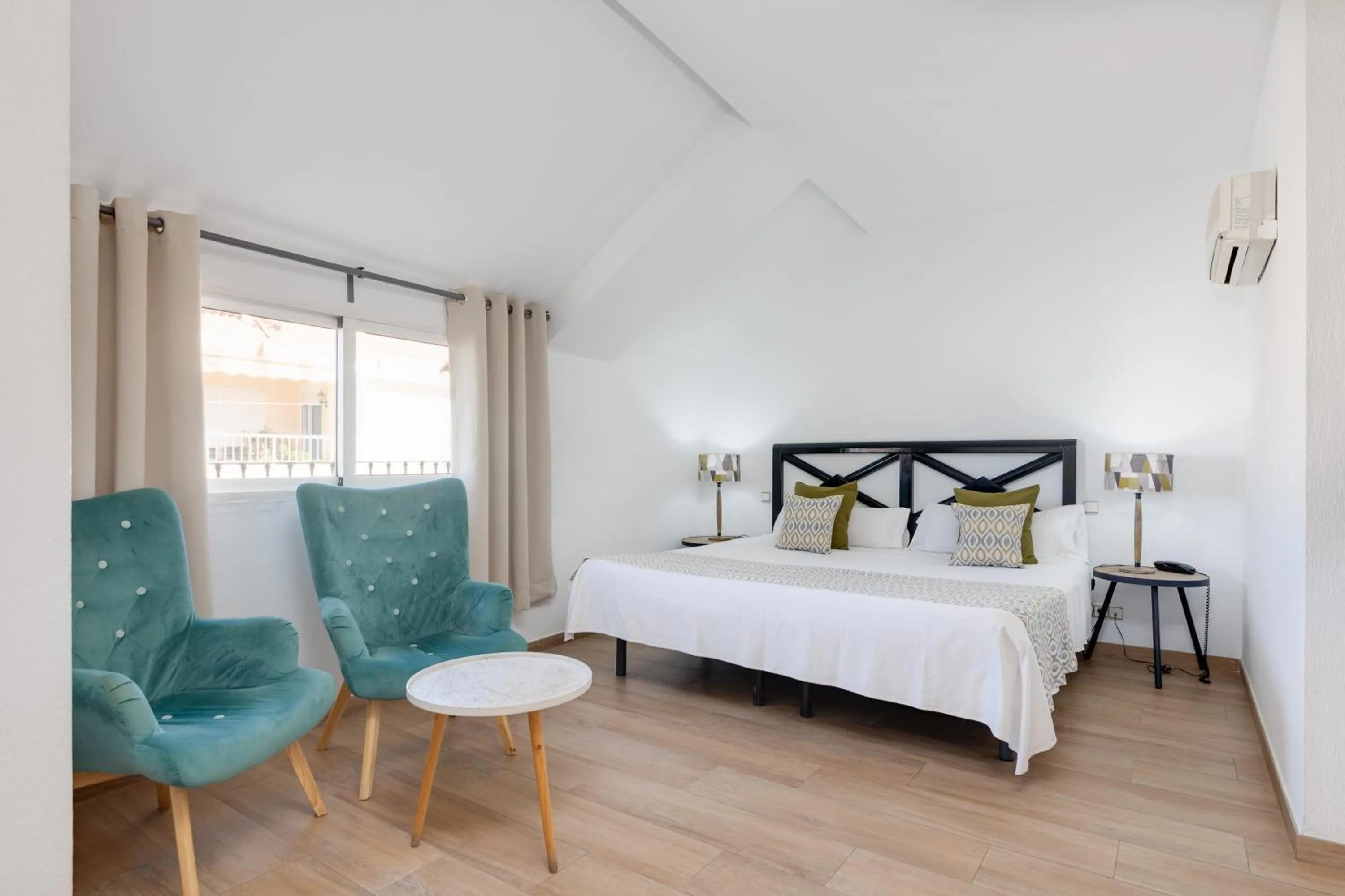 Seating area, Bed in Hotel Madrid