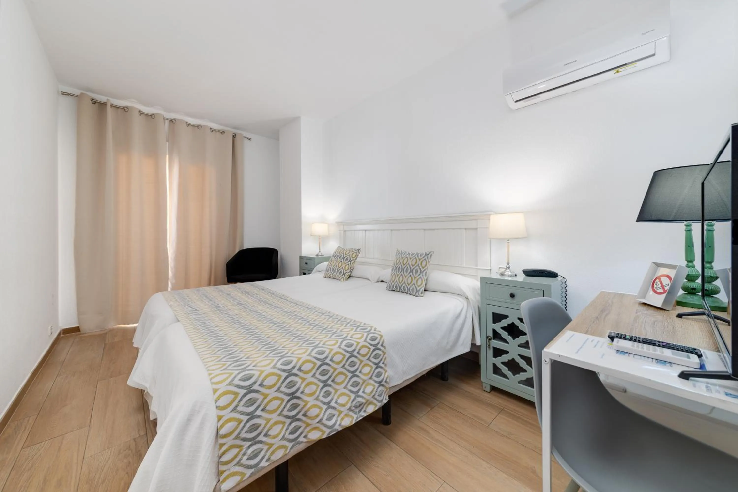 Bedroom, Bed in Hotel Madrid