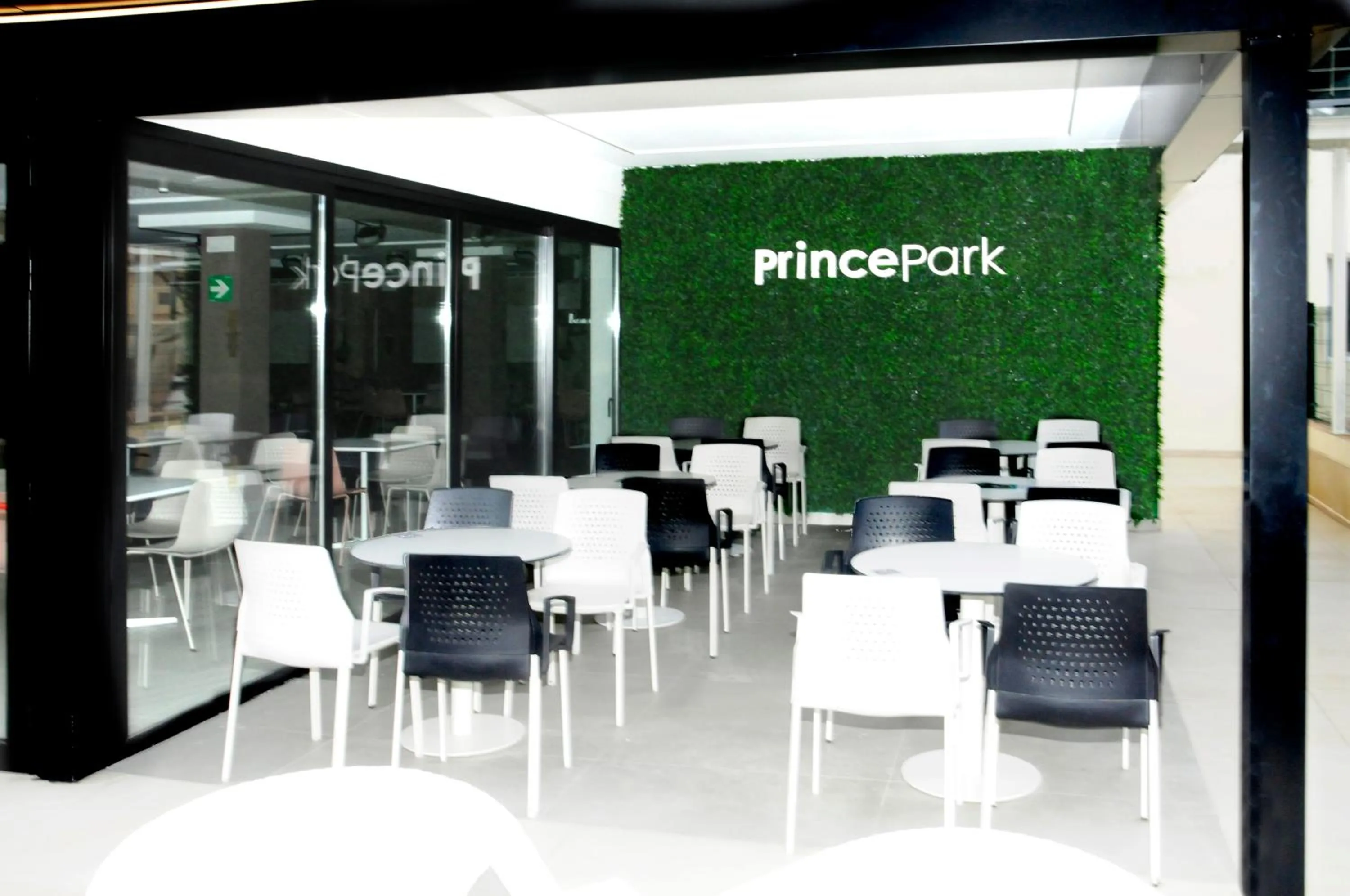Lounge or bar in Prince Park