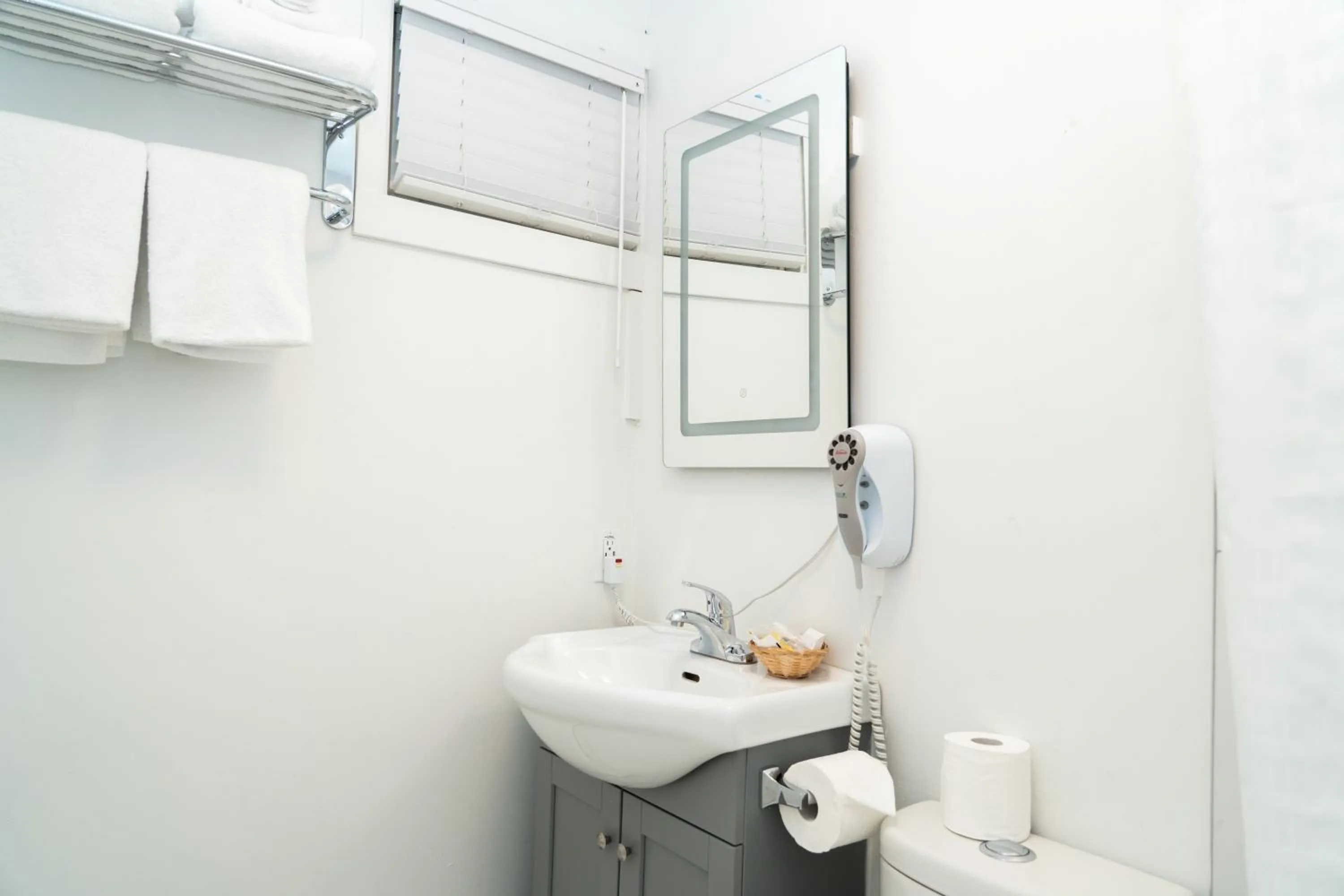 Bathroom in Mountain View Hope Motel