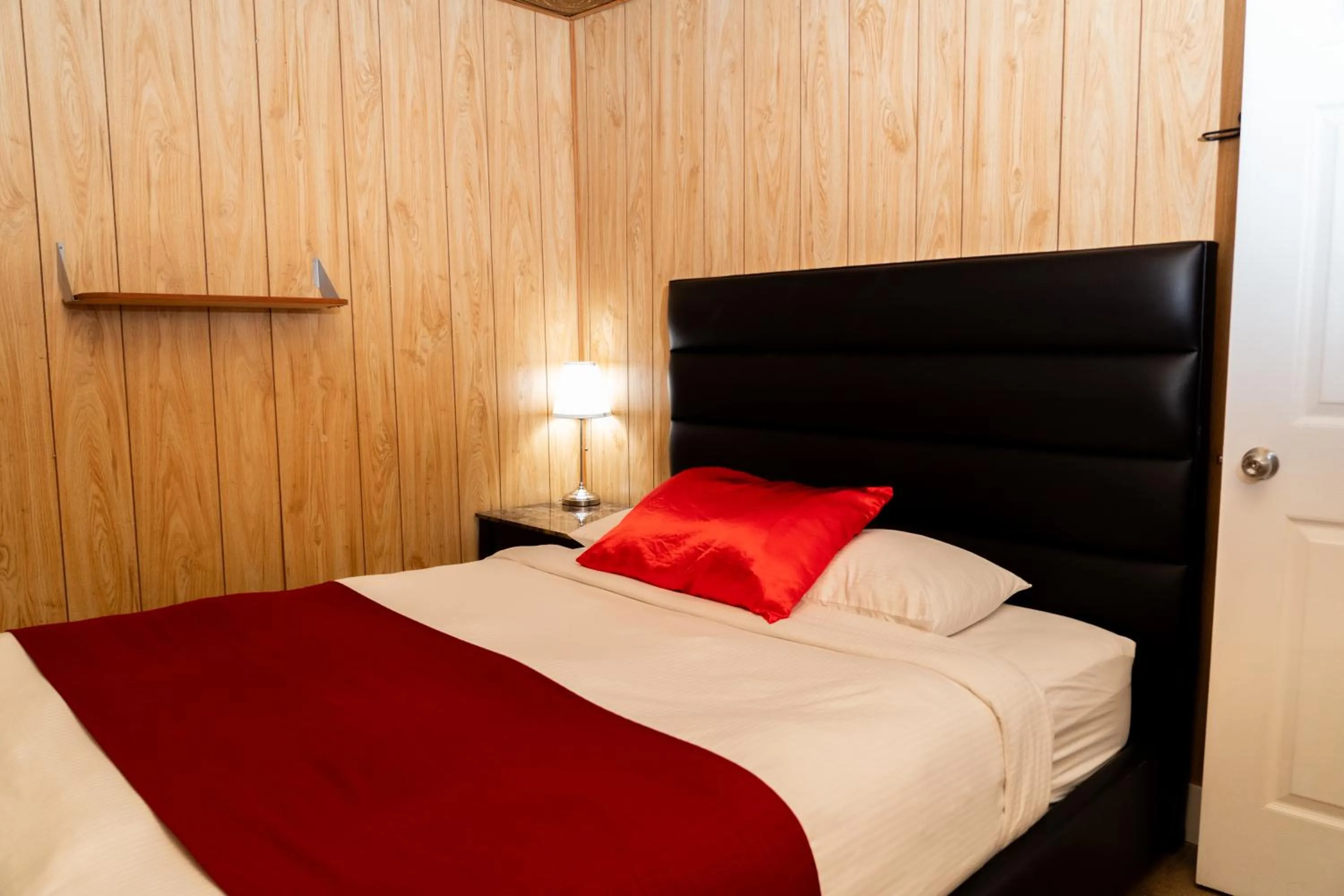 Bed in Mountain View Hope Motel