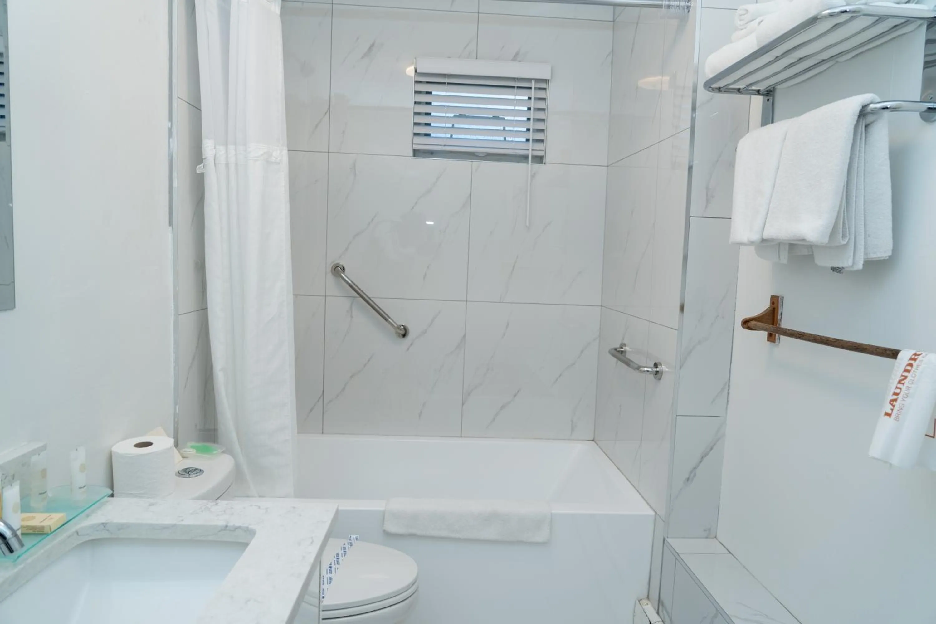 Shower in Mountain View Hope Motel