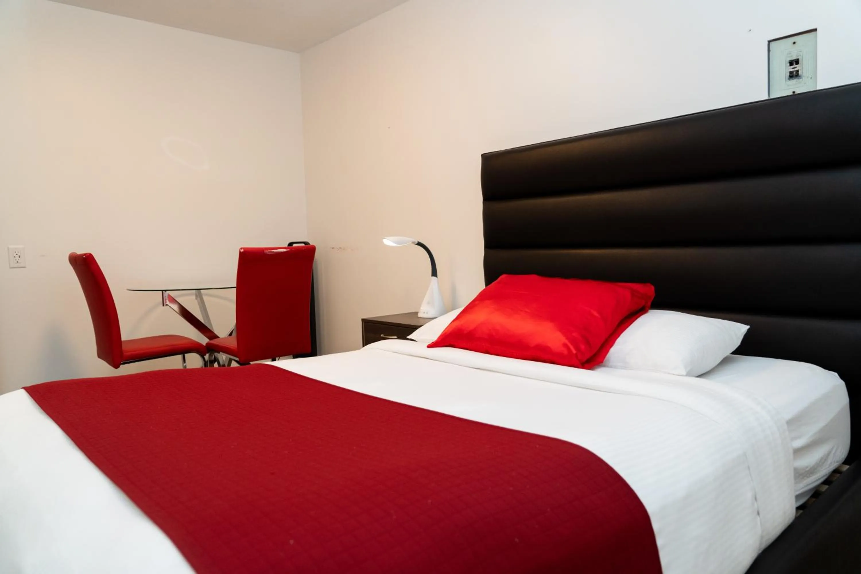 Bed in Mountain View Hope Motel