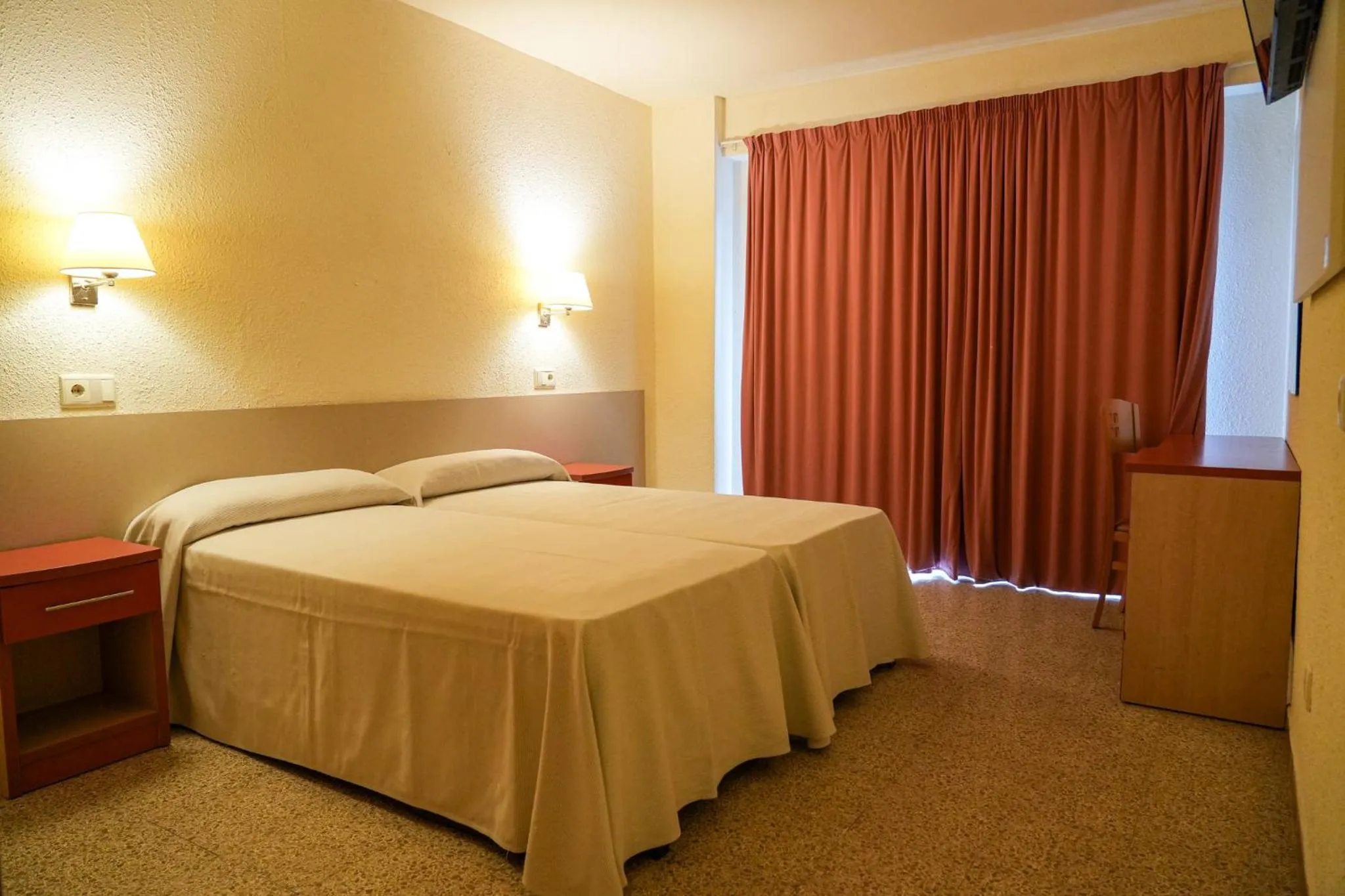 Photo of the whole room, Bed in htop Molinos Park #htopEnjoy