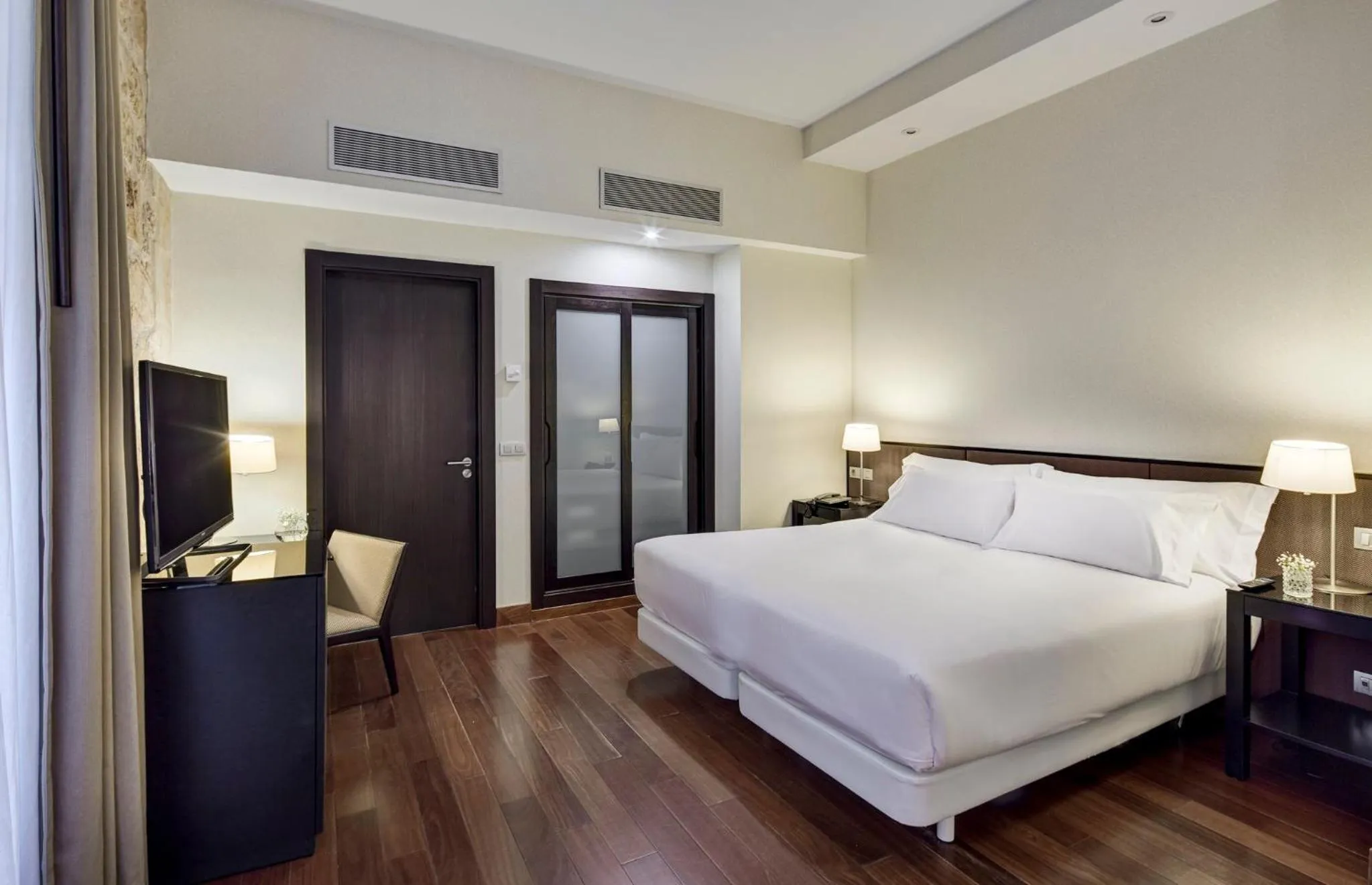 Photo of the whole room, Bed in Sercotel Puerta de la Catedral