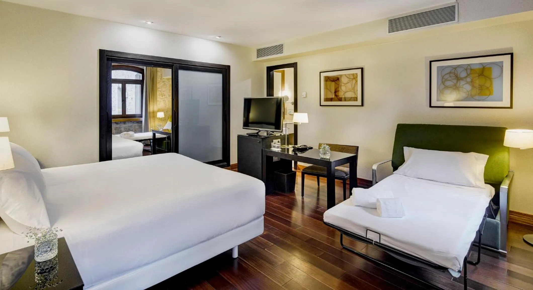Photo of the whole room, Bed in Sercotel Puerta de la Catedral