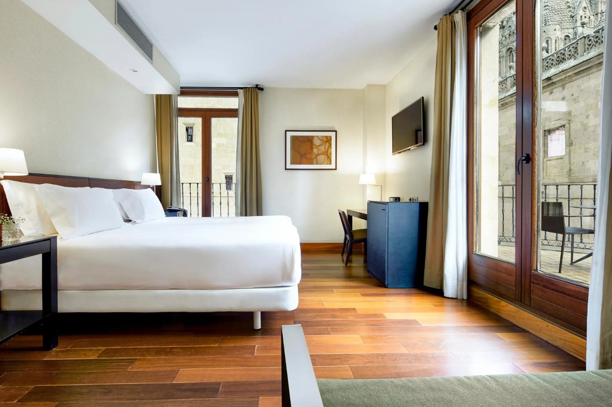 Photo of the whole room, Bed in Sercotel Puerta de la Catedral