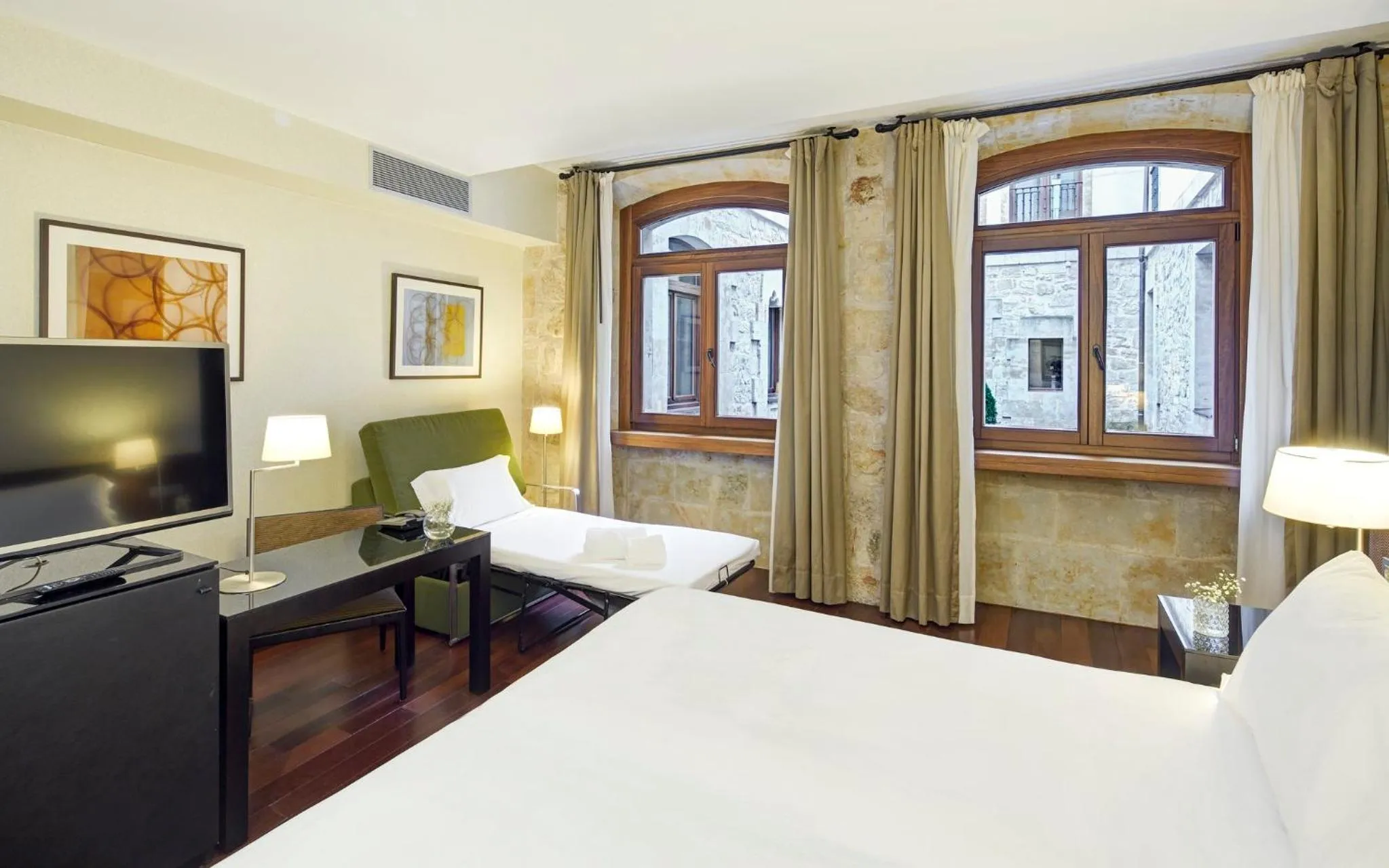 Photo of the whole room, Bed in Sercotel Puerta de la Catedral