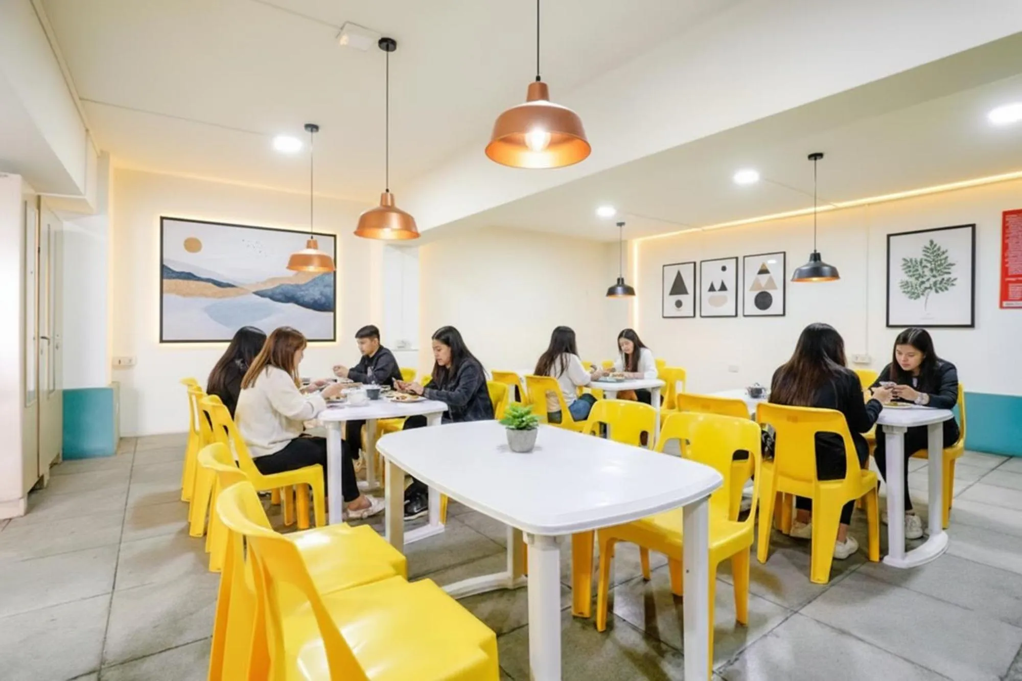 Restaurant/places to eat in FabHotel Happy Homely Stay - Airport road