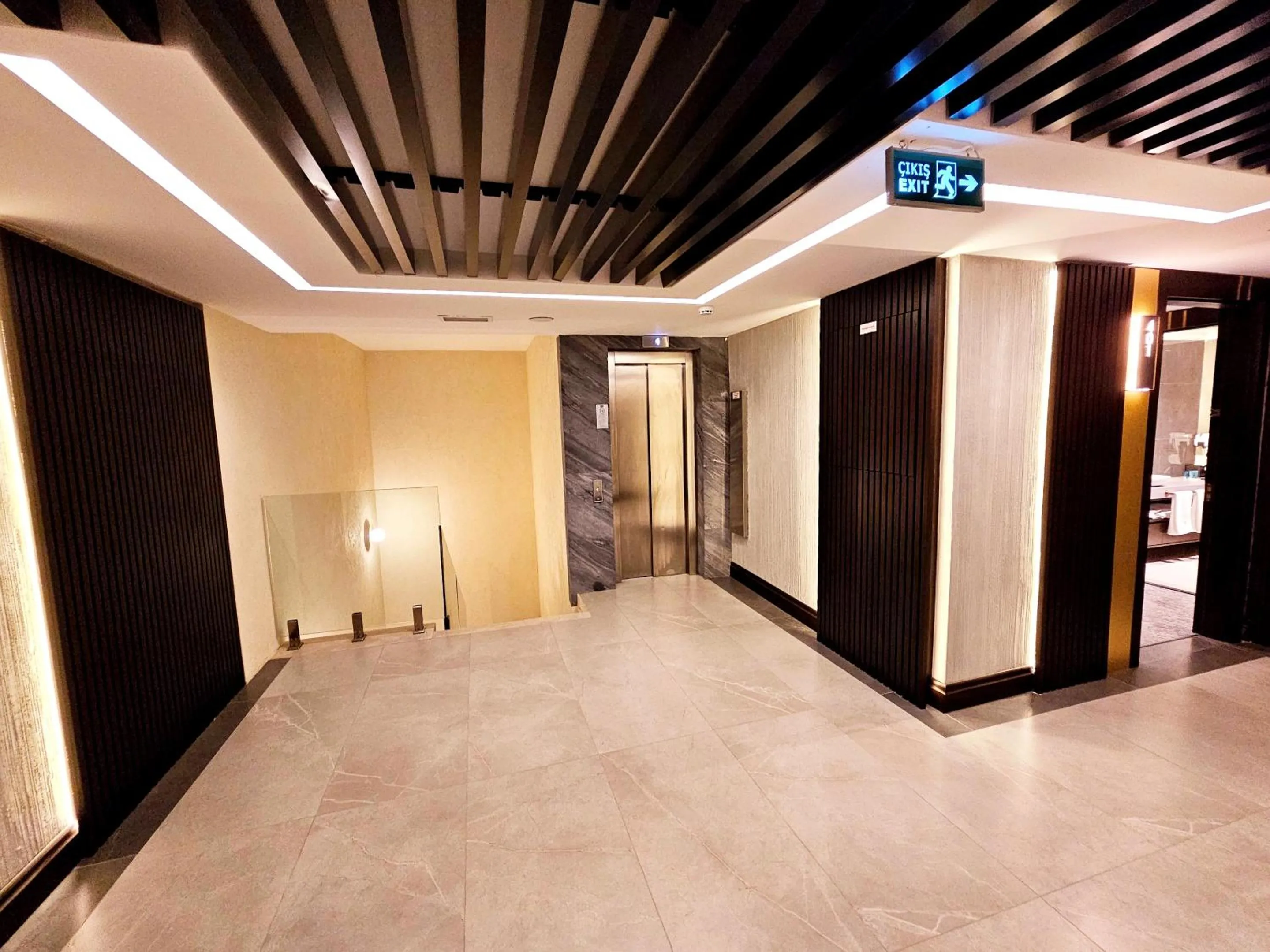 elevator in Asur Imperıal Hotel