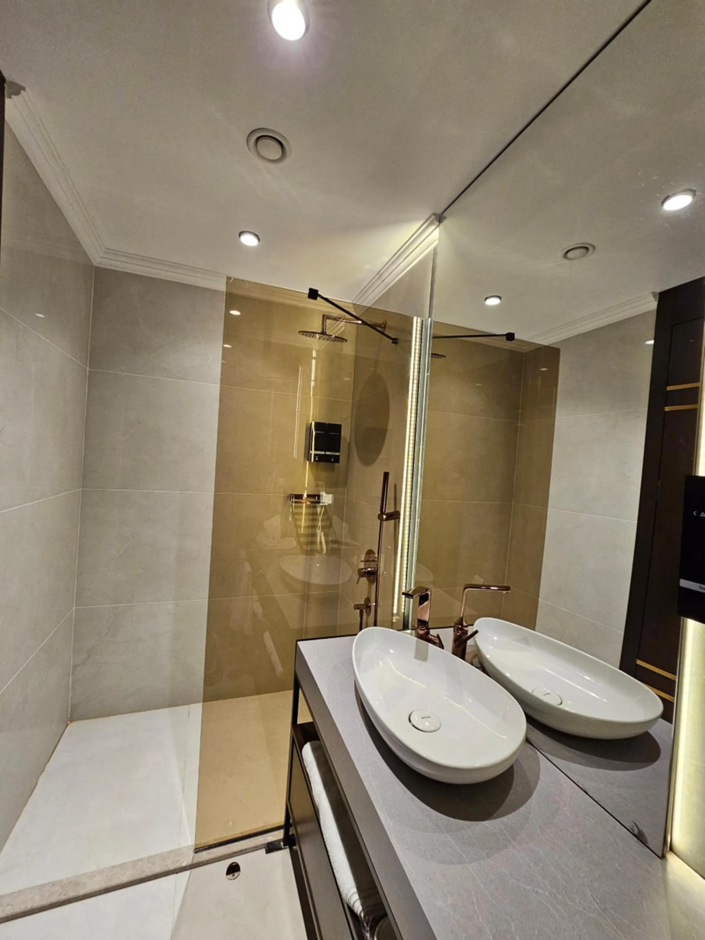 Bathroom in Asur Imperıal Hotel