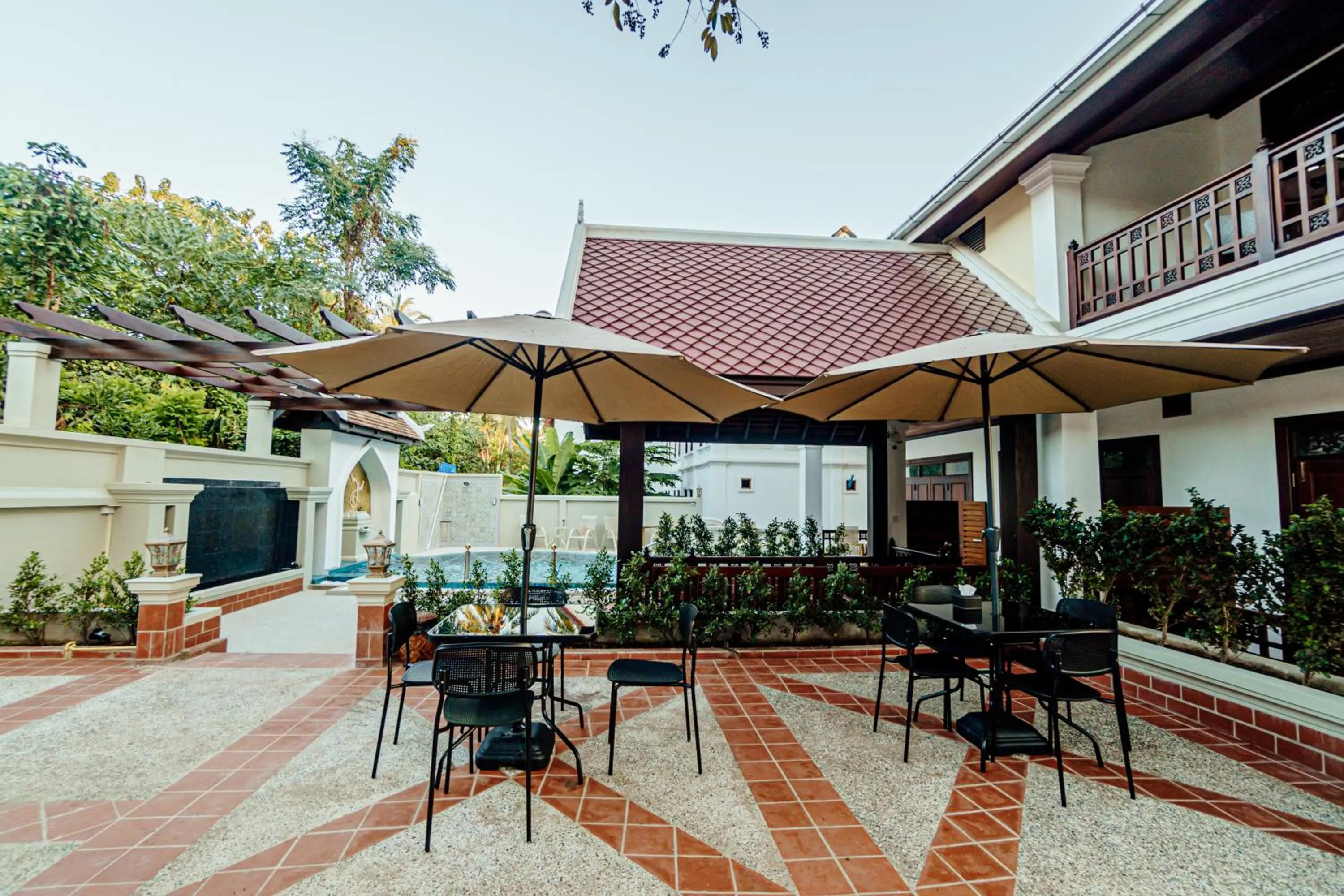 Restaurant/places to eat in Lux Hotel