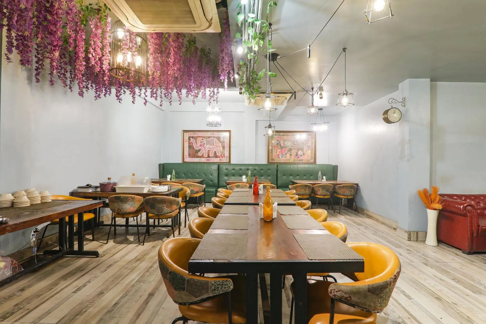 Restaurant/places to eat in Via Stay Inn I