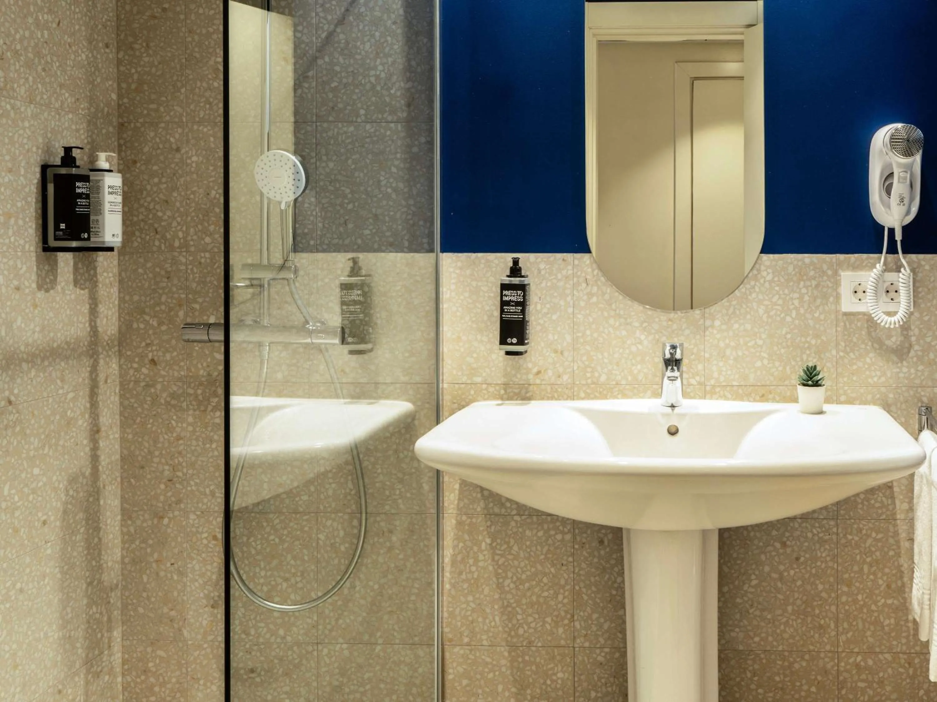 Bathroom in Ibis Styles Zaragoza Centro