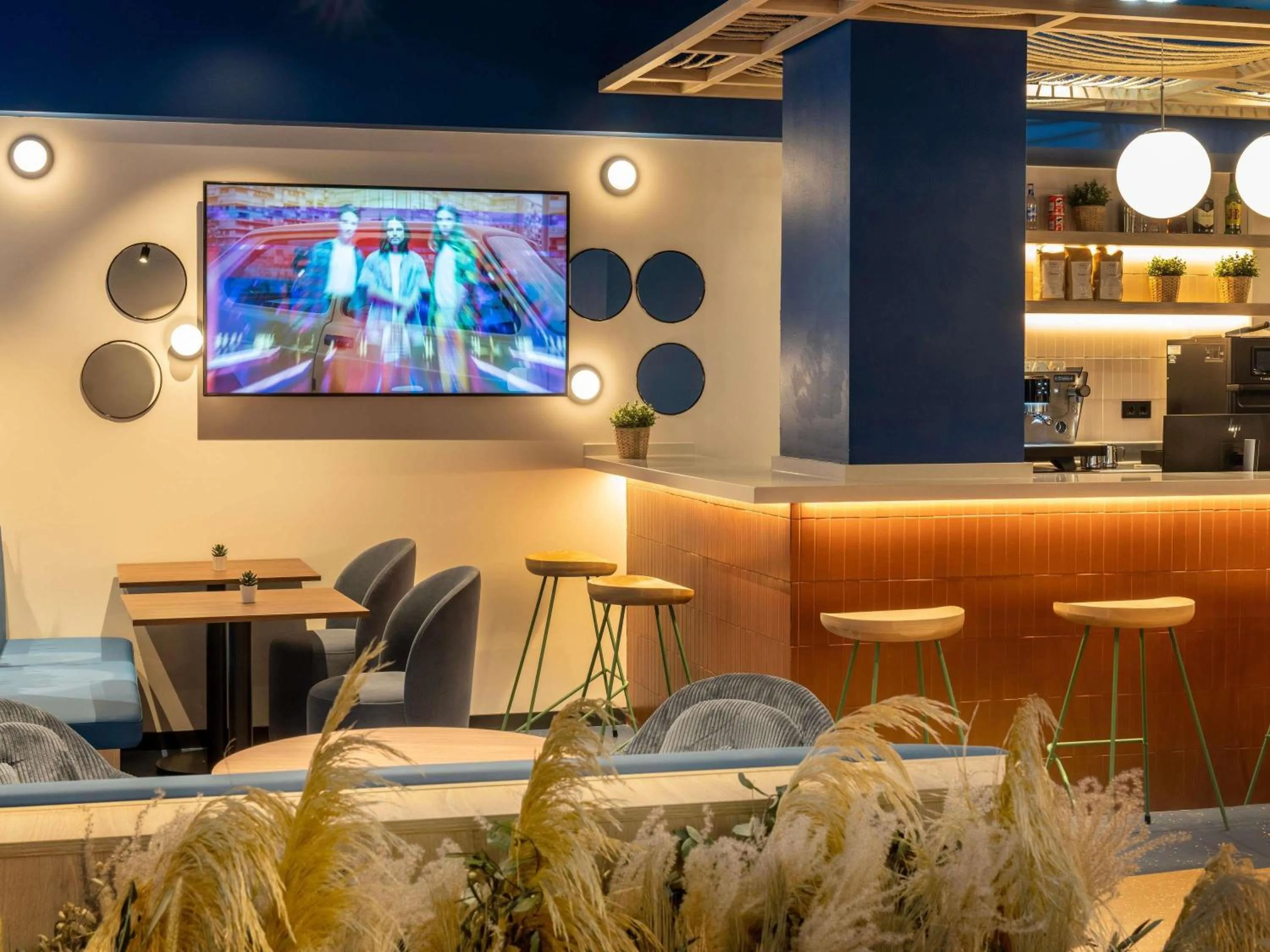 Lounge or bar in Ibis Styles Zaragoza Centro