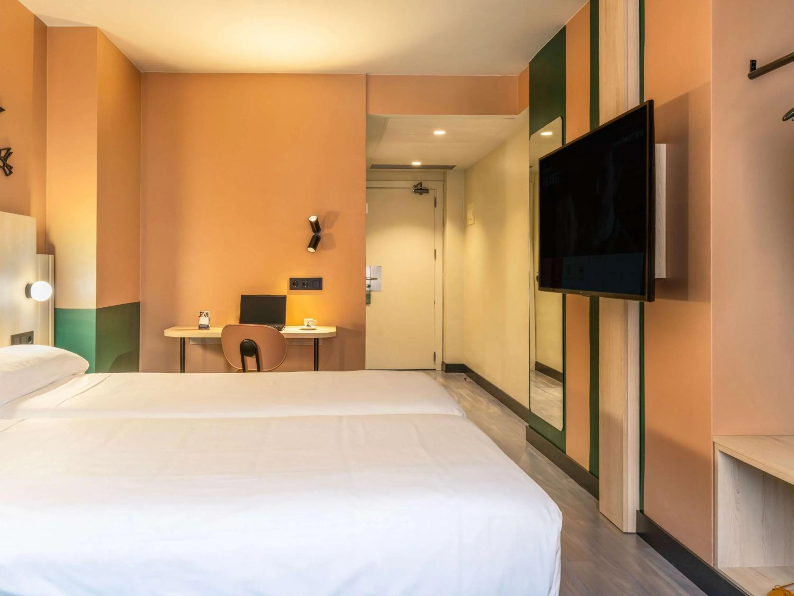 Bedroom, Bed in Ibis Styles Zaragoza Centro