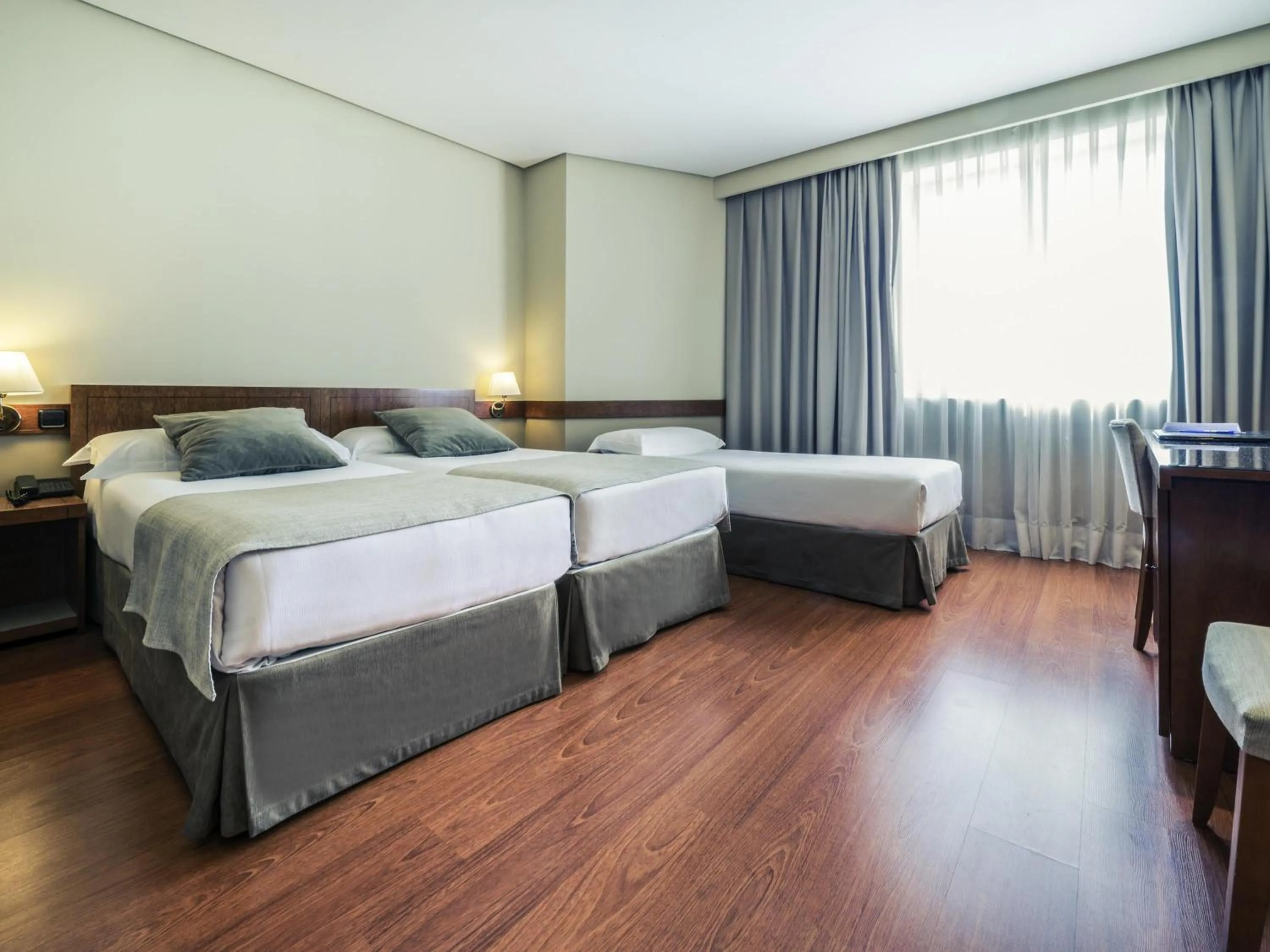 Bedroom, Bed in Mercure Carlton Rioja