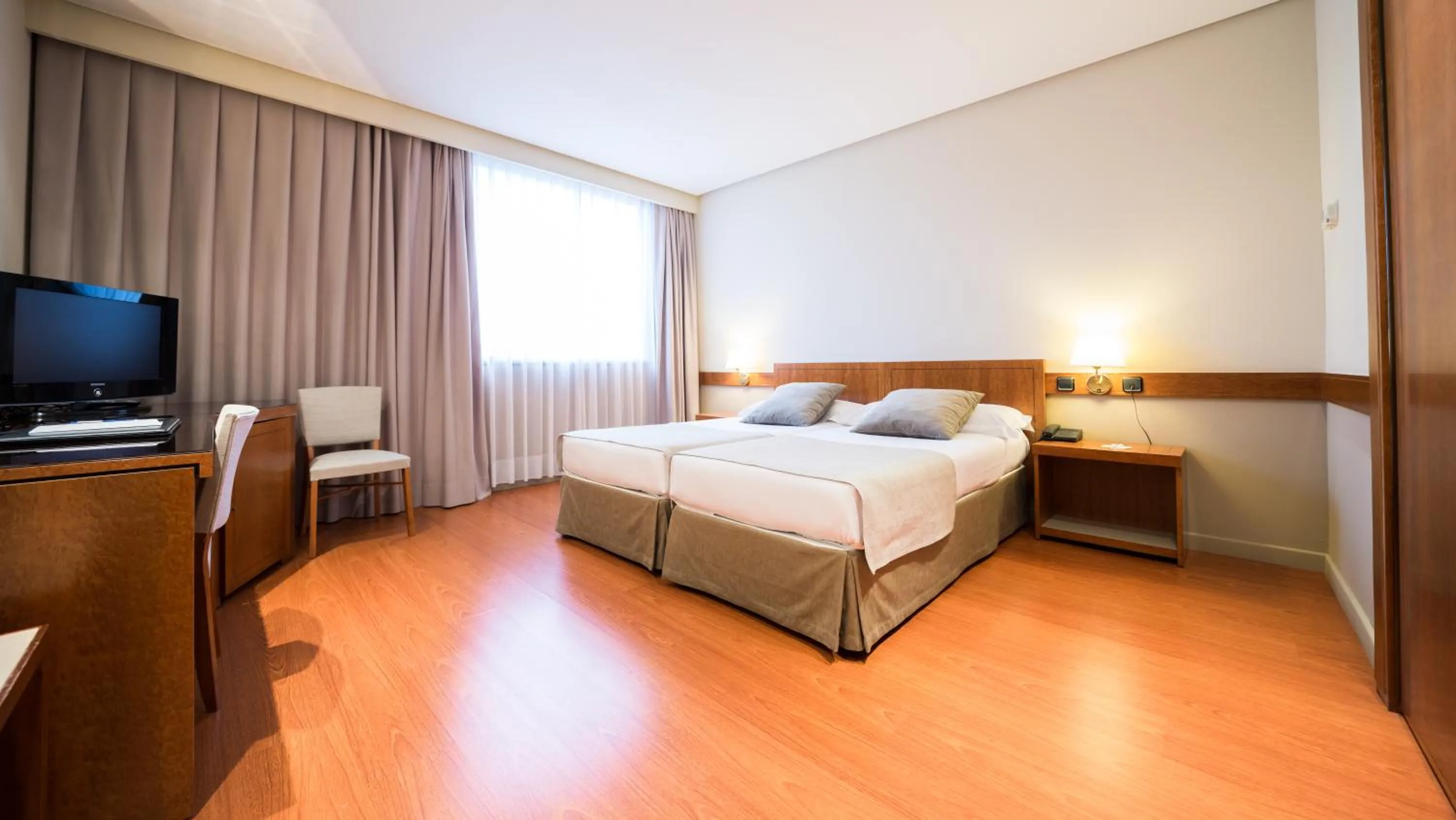 Bedroom, Bed in Mercure Carlton Rioja