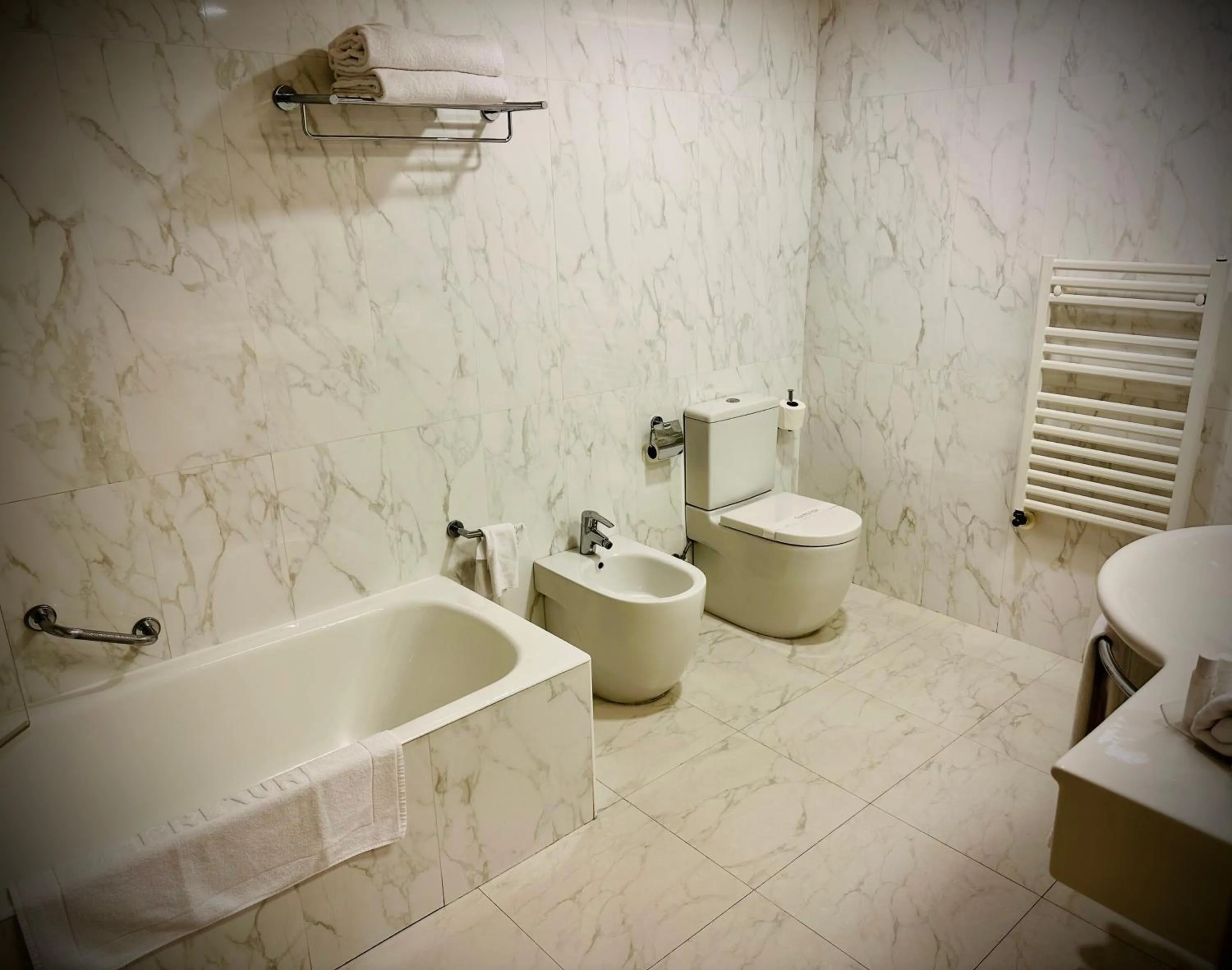 Bathroom in Mercure Carlton Rioja