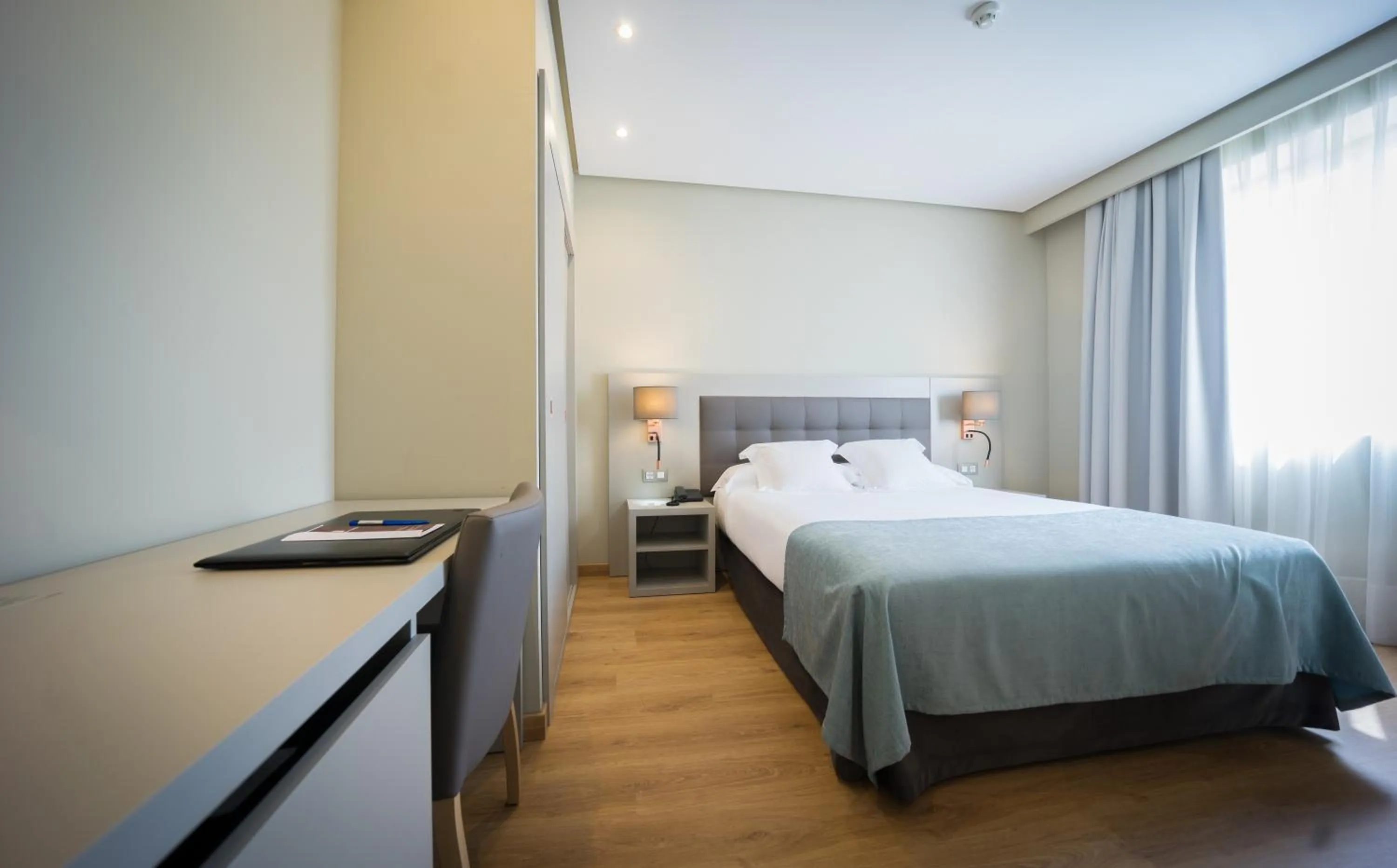 Bedroom, Bed in Mercure Carlton Rioja