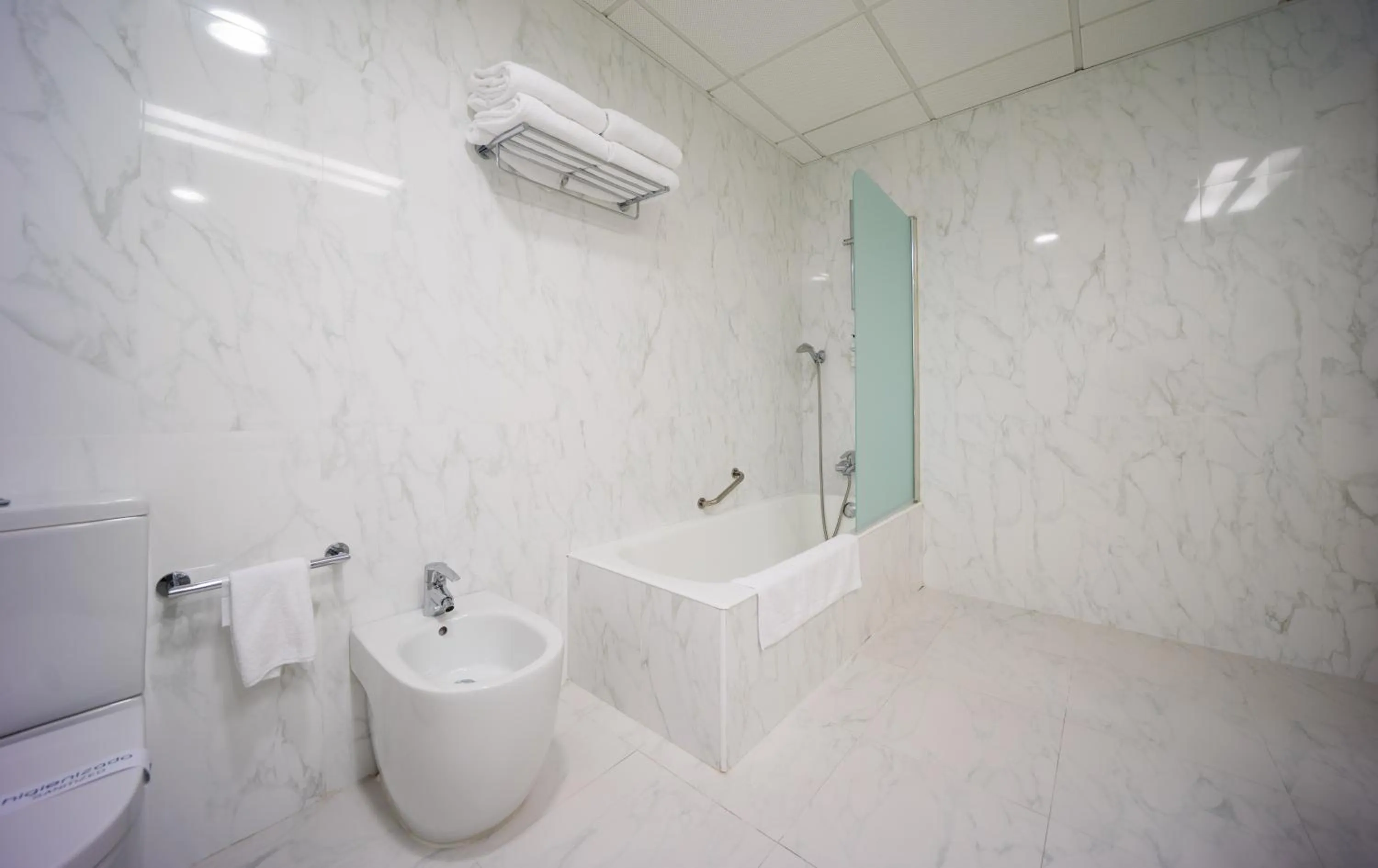 Bathroom in Mercure Carlton Rioja