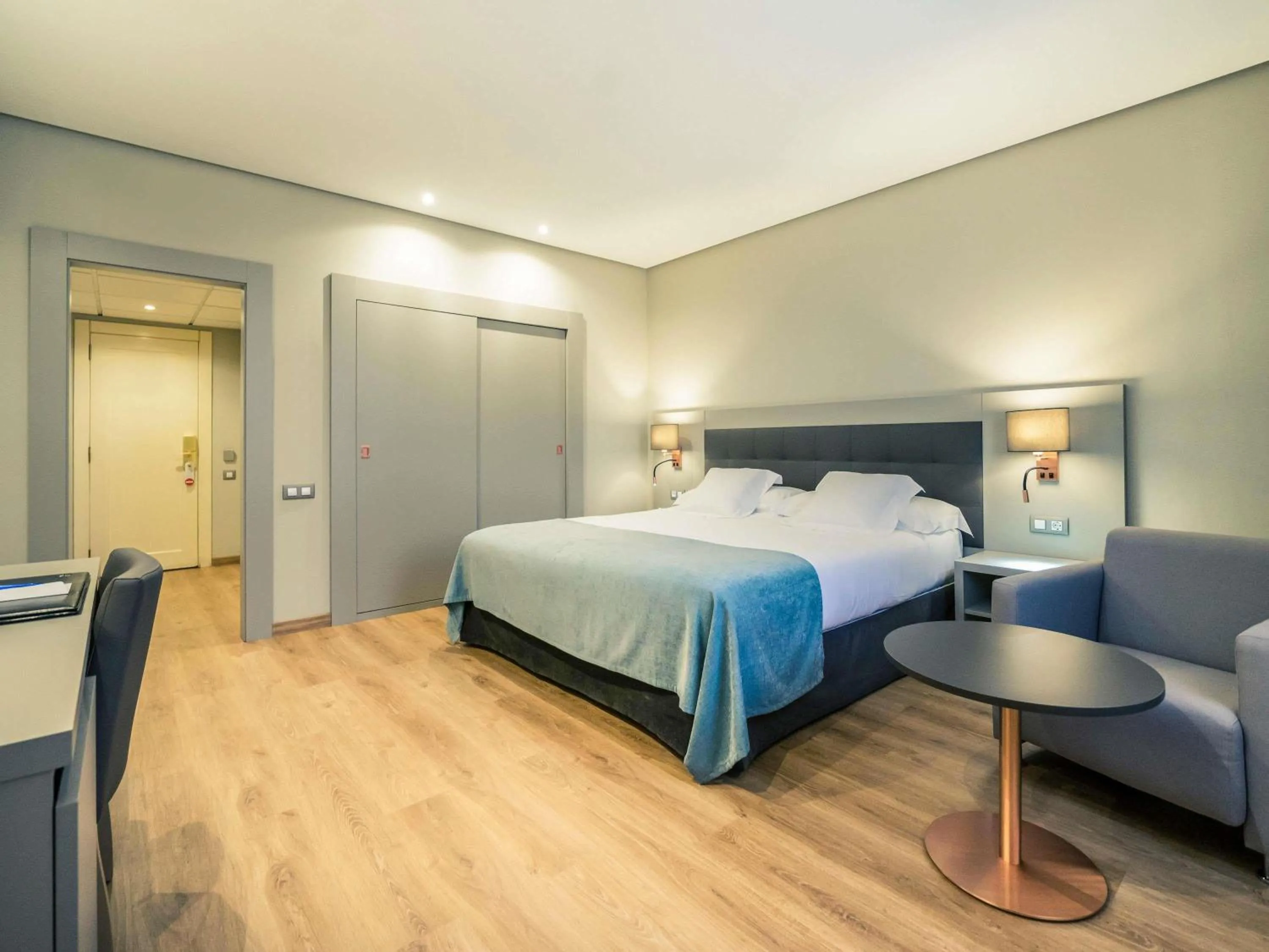 Bedroom, Bed in Mercure Carlton Rioja