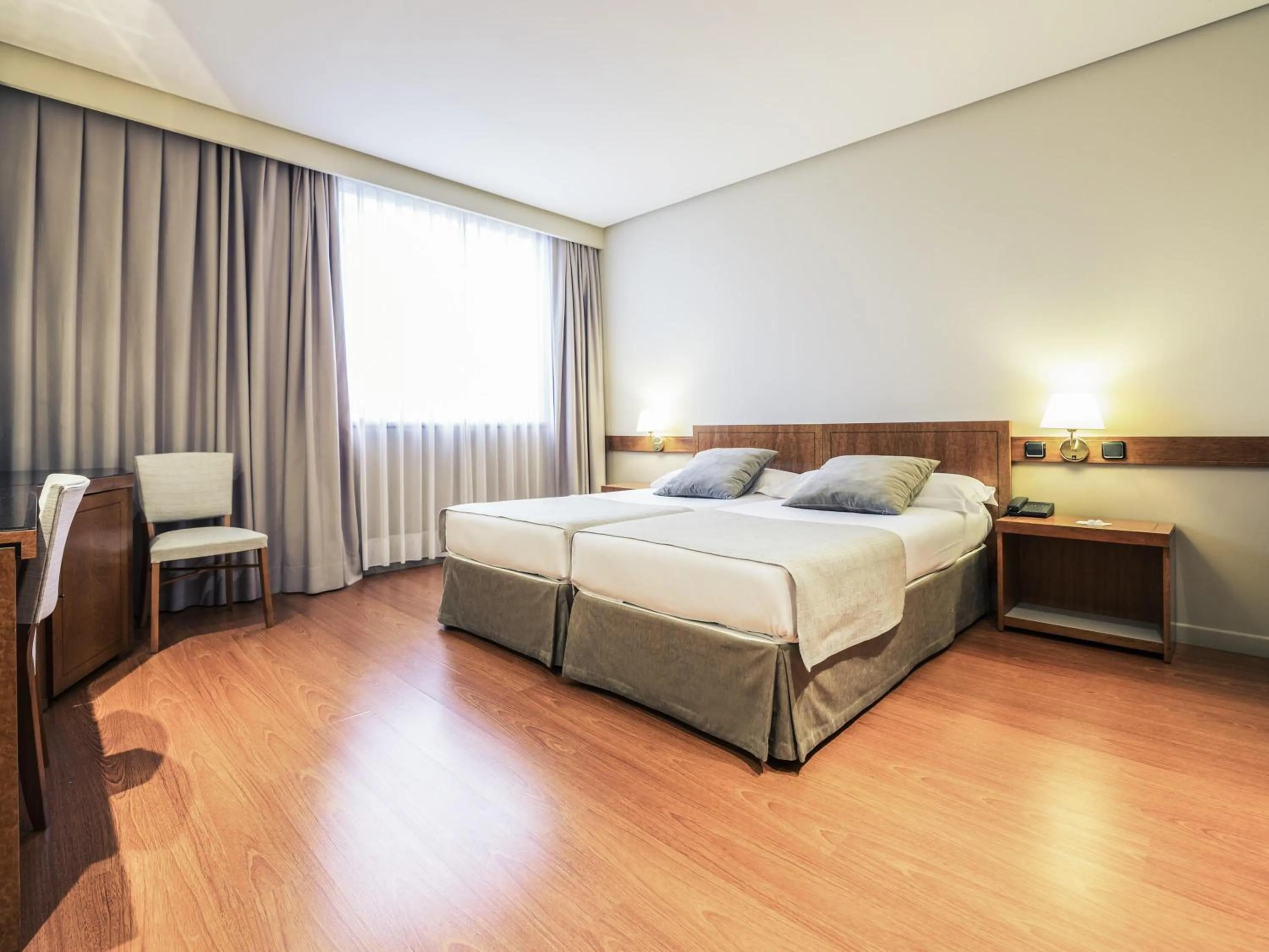 Bedroom, Bed in Mercure Carlton Rioja