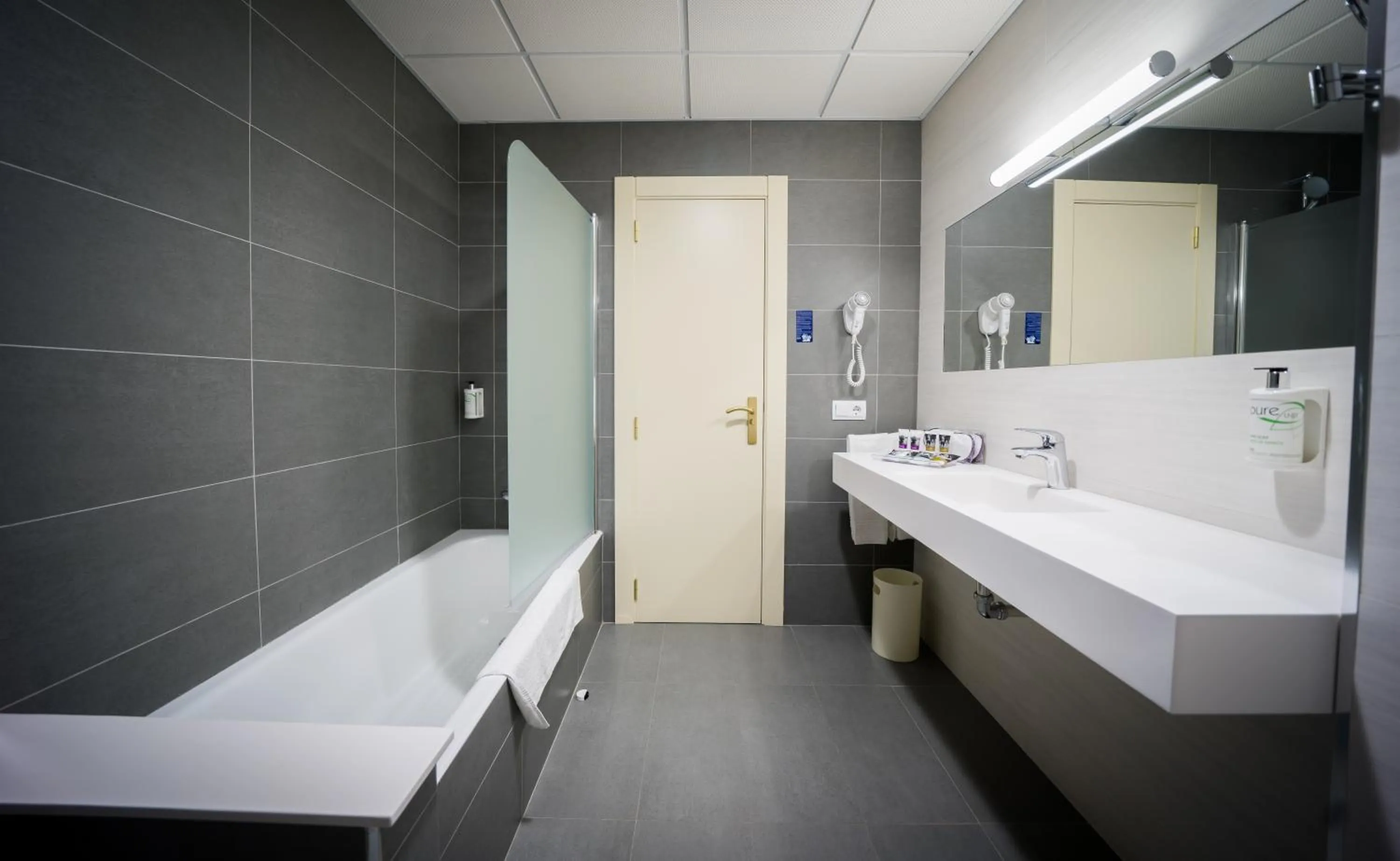 Bathroom in Mercure Carlton Rioja