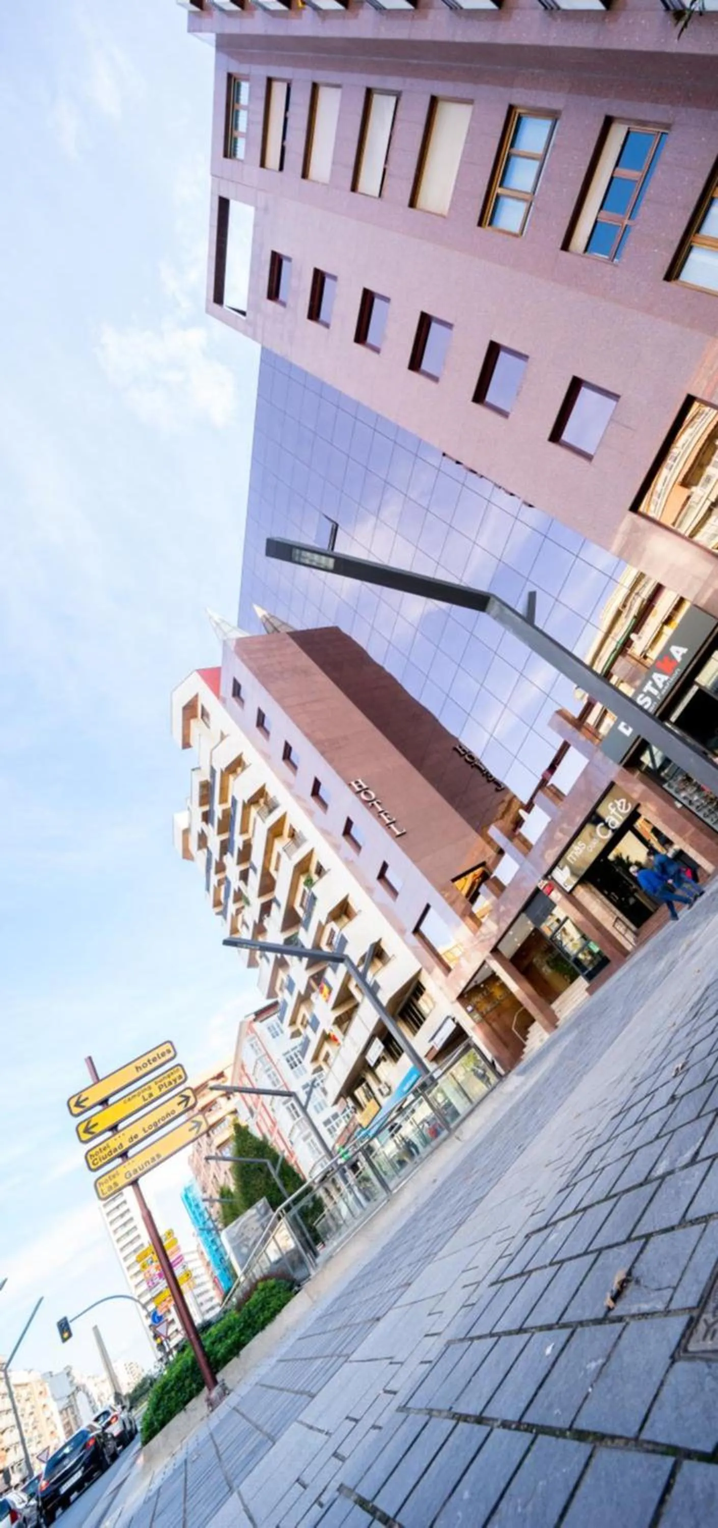 Facade/entrance in Mercure Carlton Rioja