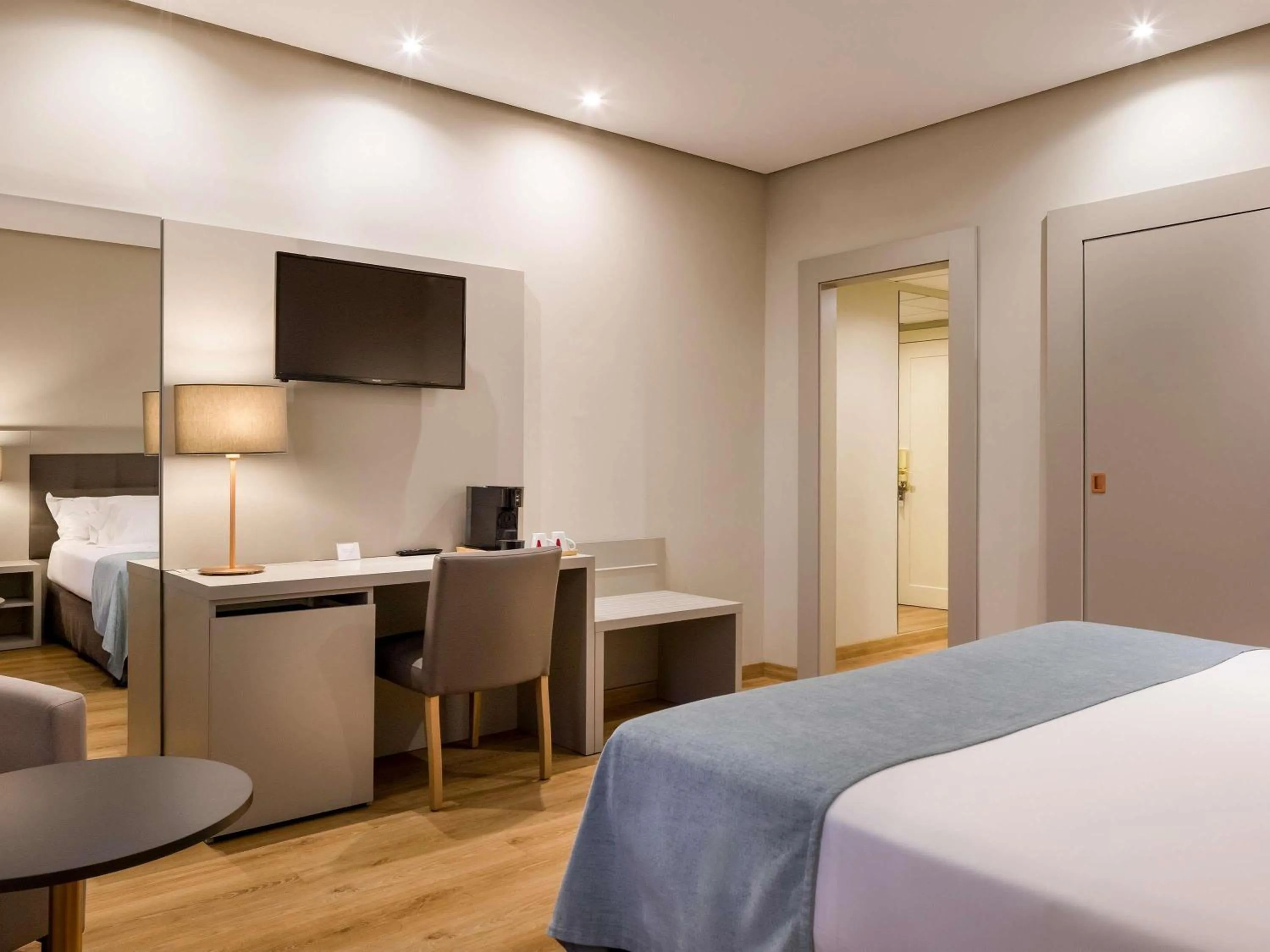 Bedroom, Bed in Mercure Carlton Rioja