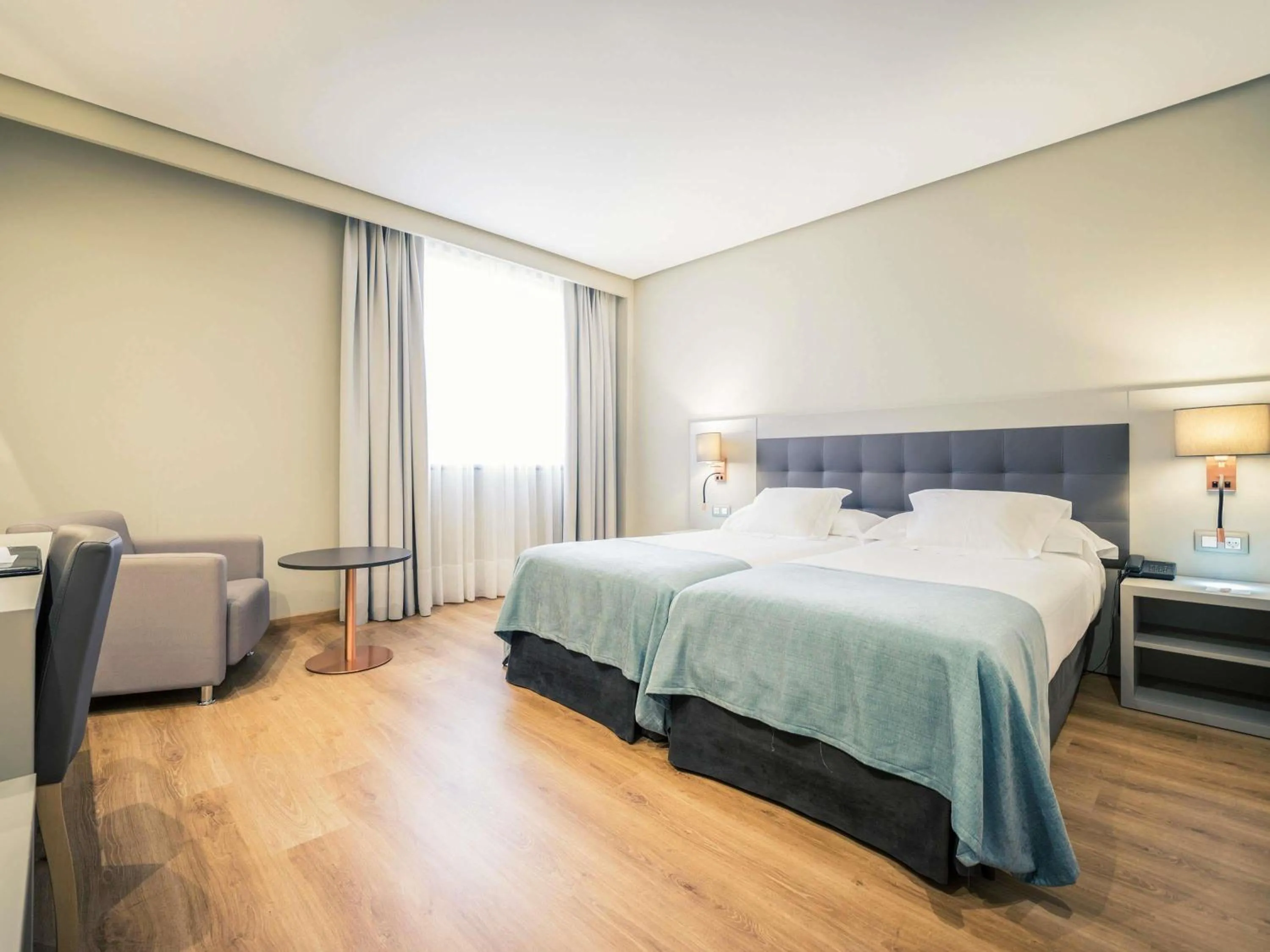 Bedroom, Bed in Mercure Carlton Rioja