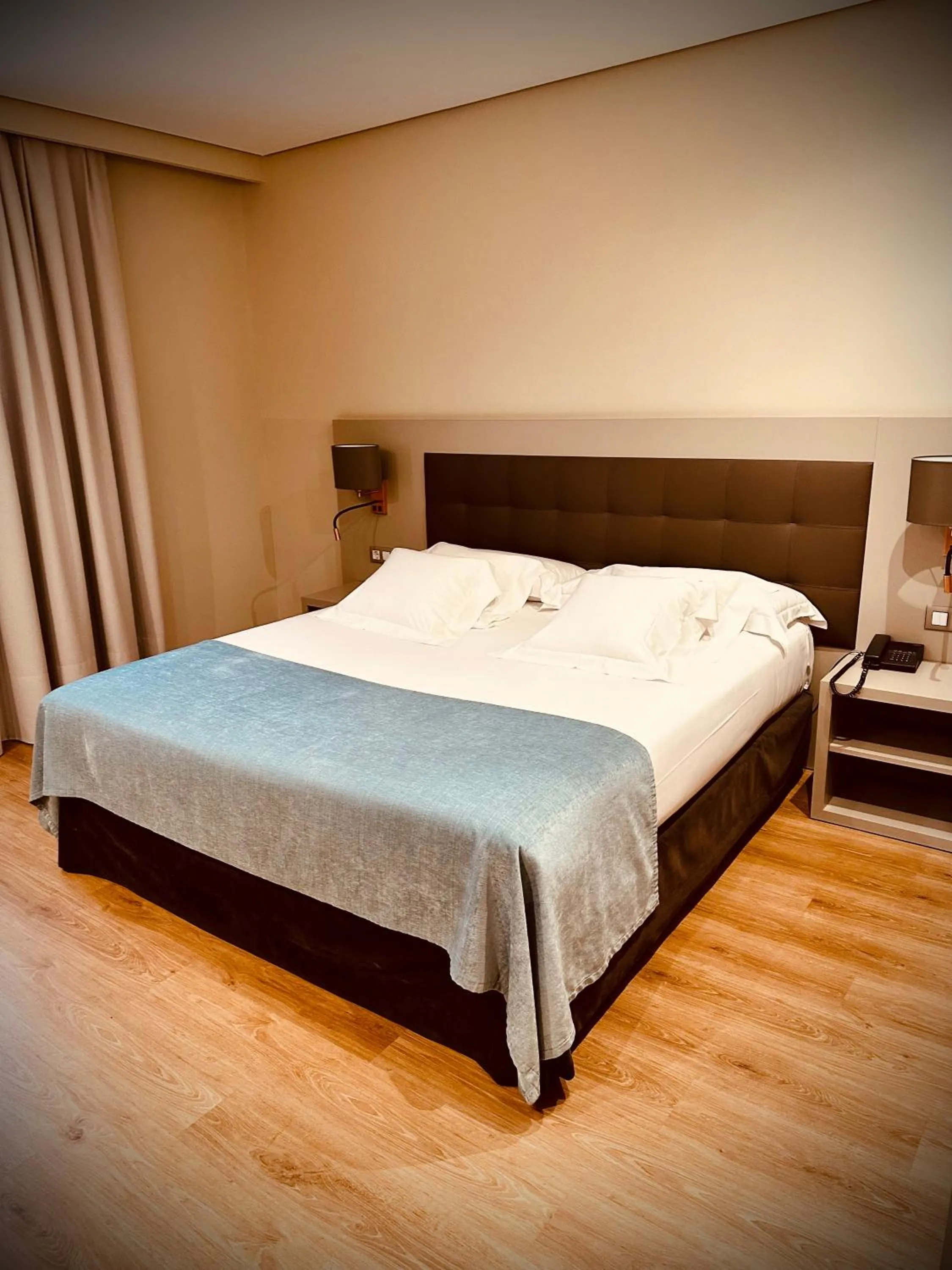 Bed in Mercure Carlton Rioja