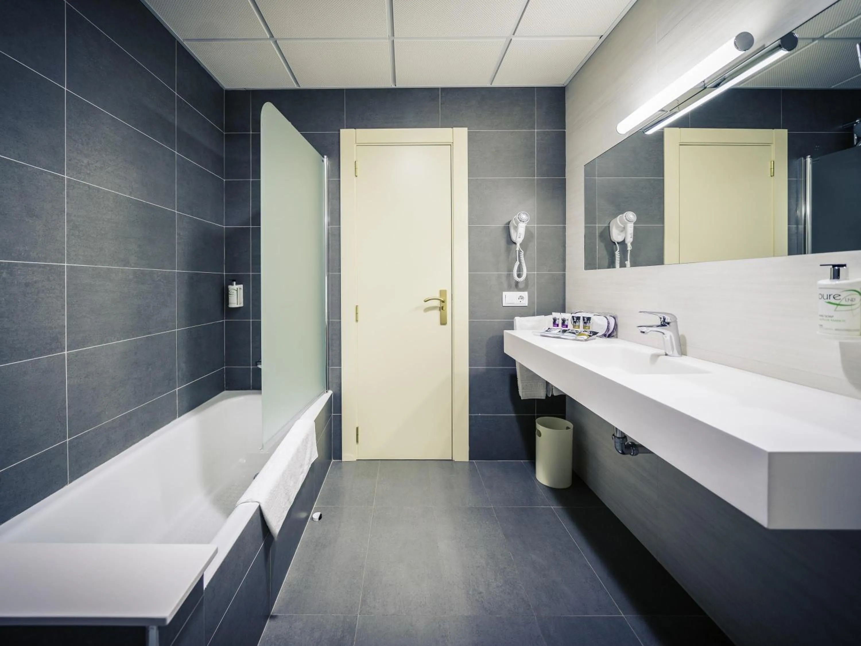 Bedroom in Mercure Carlton Rioja