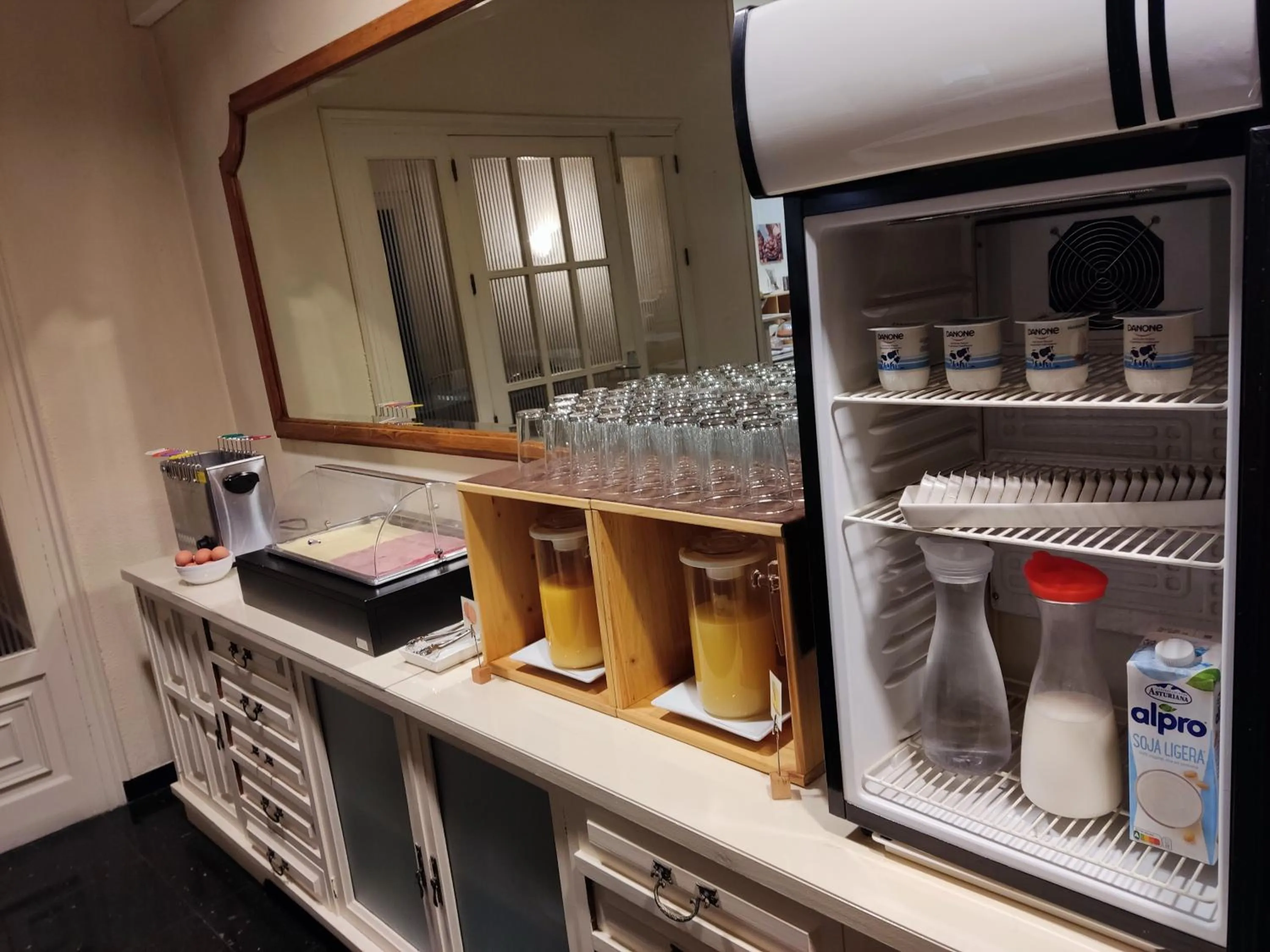 Buffet breakfast in Puerta De España